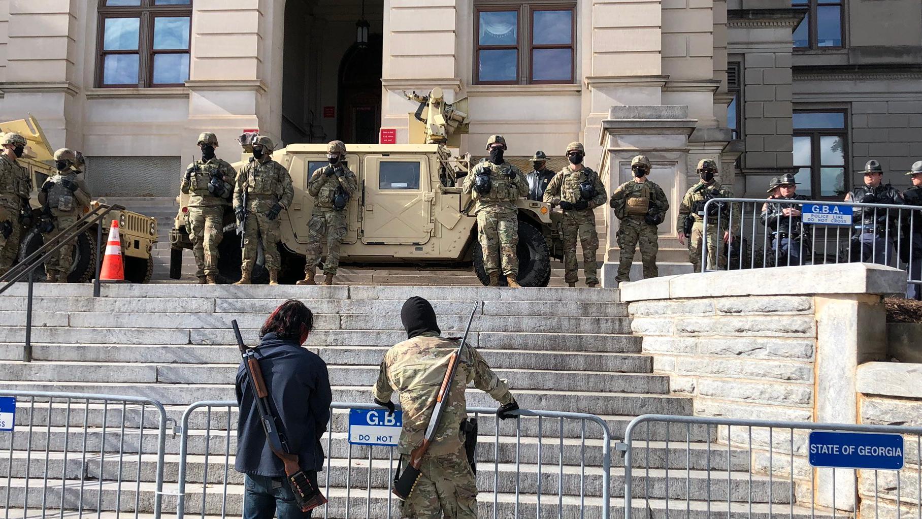 Budynek leguslatiry stanowej w Georgii, zołnierze przed budynkiem