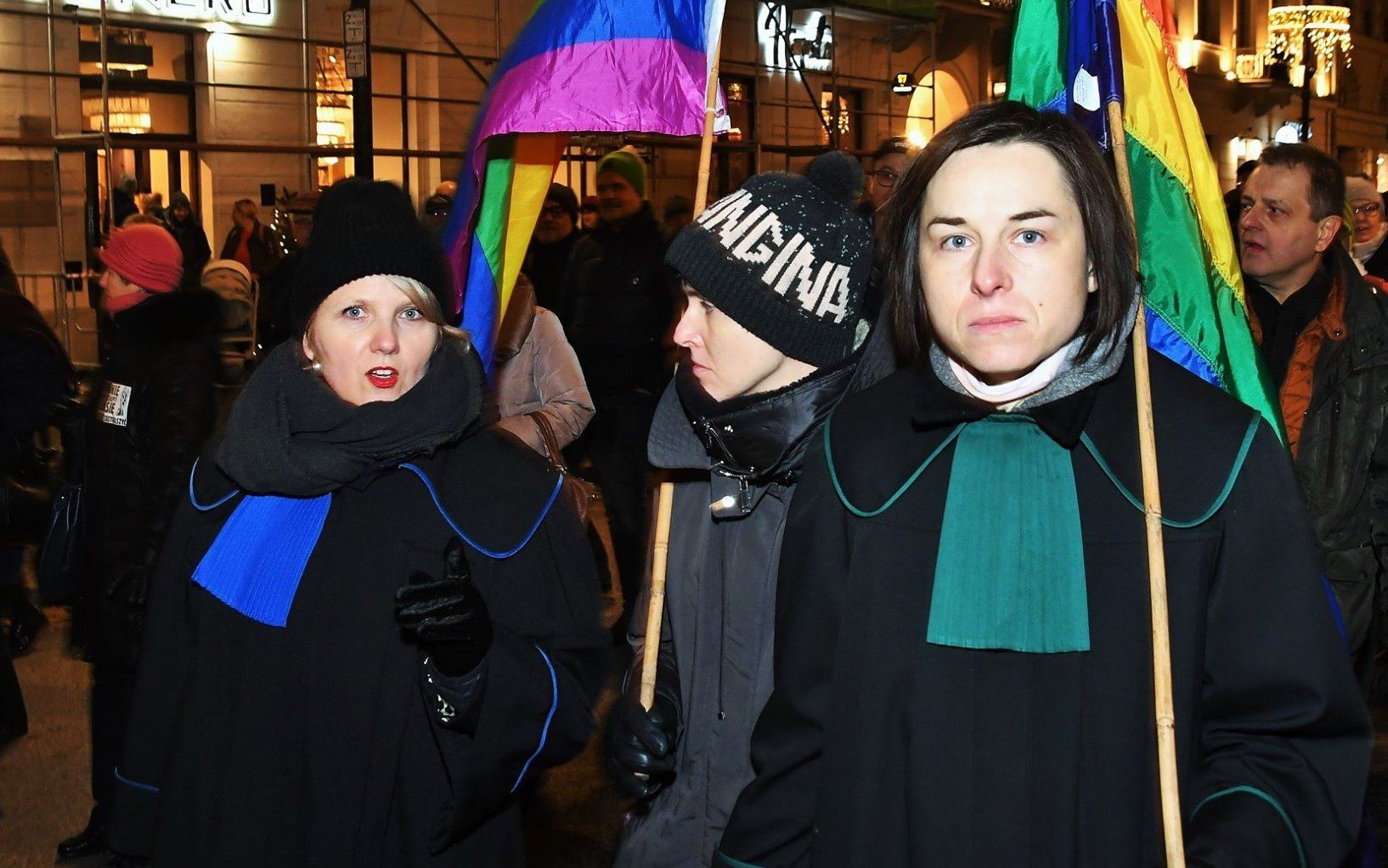 Grafika do artykułu Spór o tęczowe flagi na marszu 1000 tóg. „Nie ma praworządności bez równości”