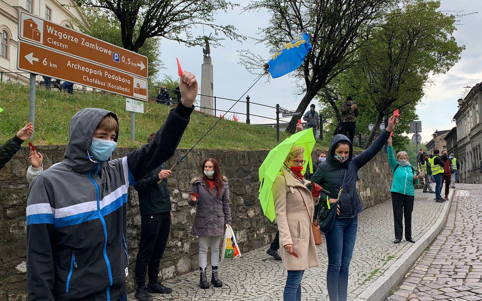 Grafika do artykułu "Precz z Kaczyńskim”, „Morawiecki, oddaj mi miesiąc życia". Cieszyn protestuje [NA ŻYWO]
