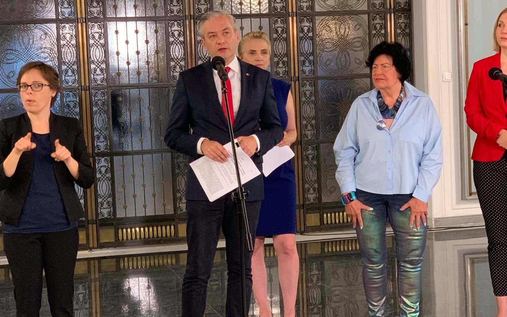 Grafika do artykułu Biedroń wnosi do Sejmu ustawę “Świeckie państwo”, która likwiduje przywileje finansowe Kościoła [WYWIAD]