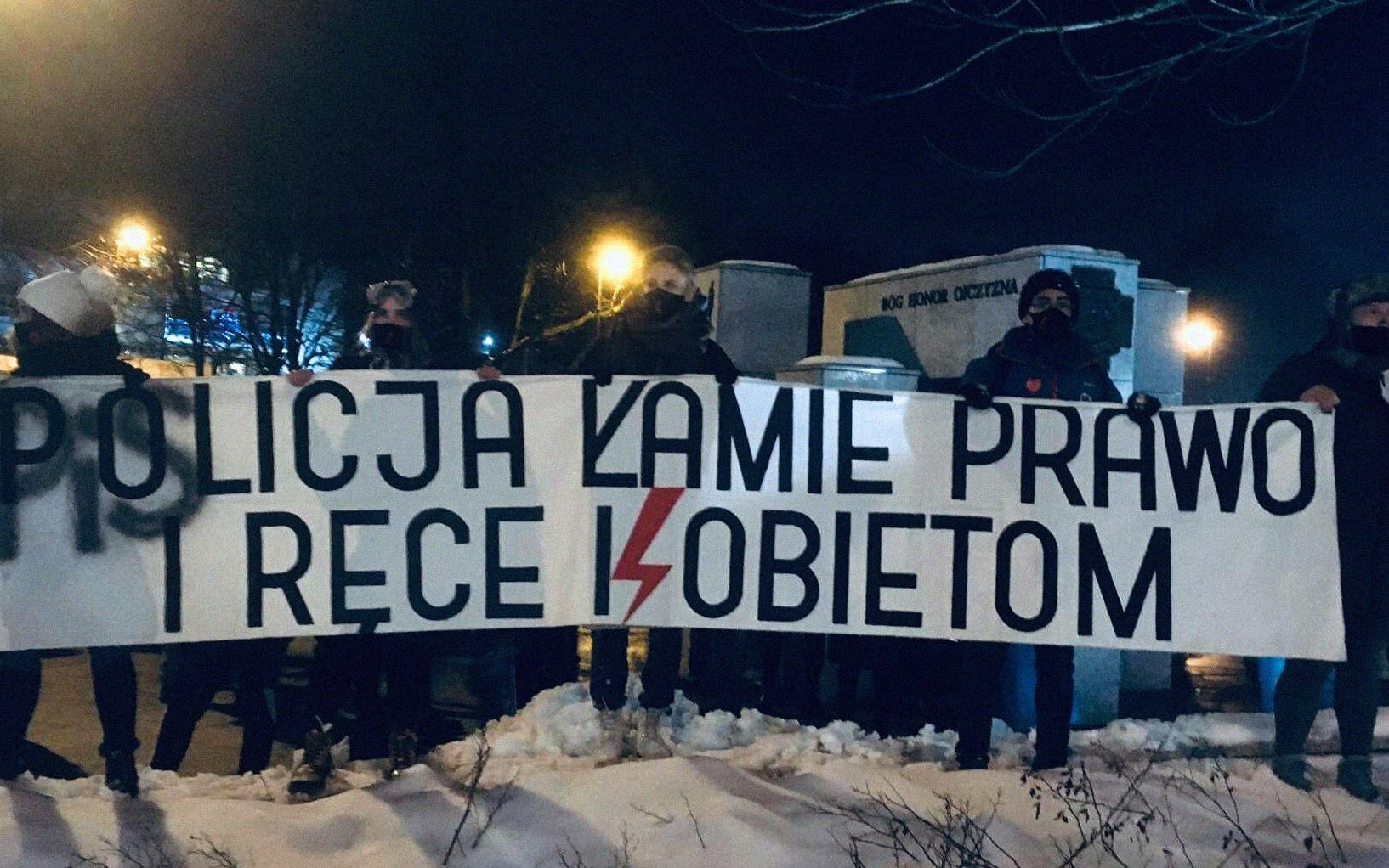 Grafika do artykułu Protest w Warszawie. Policja użyła gazu, zatrzymani wleczeni po ziemi w kajdankach [AKTUALIZOWANY]