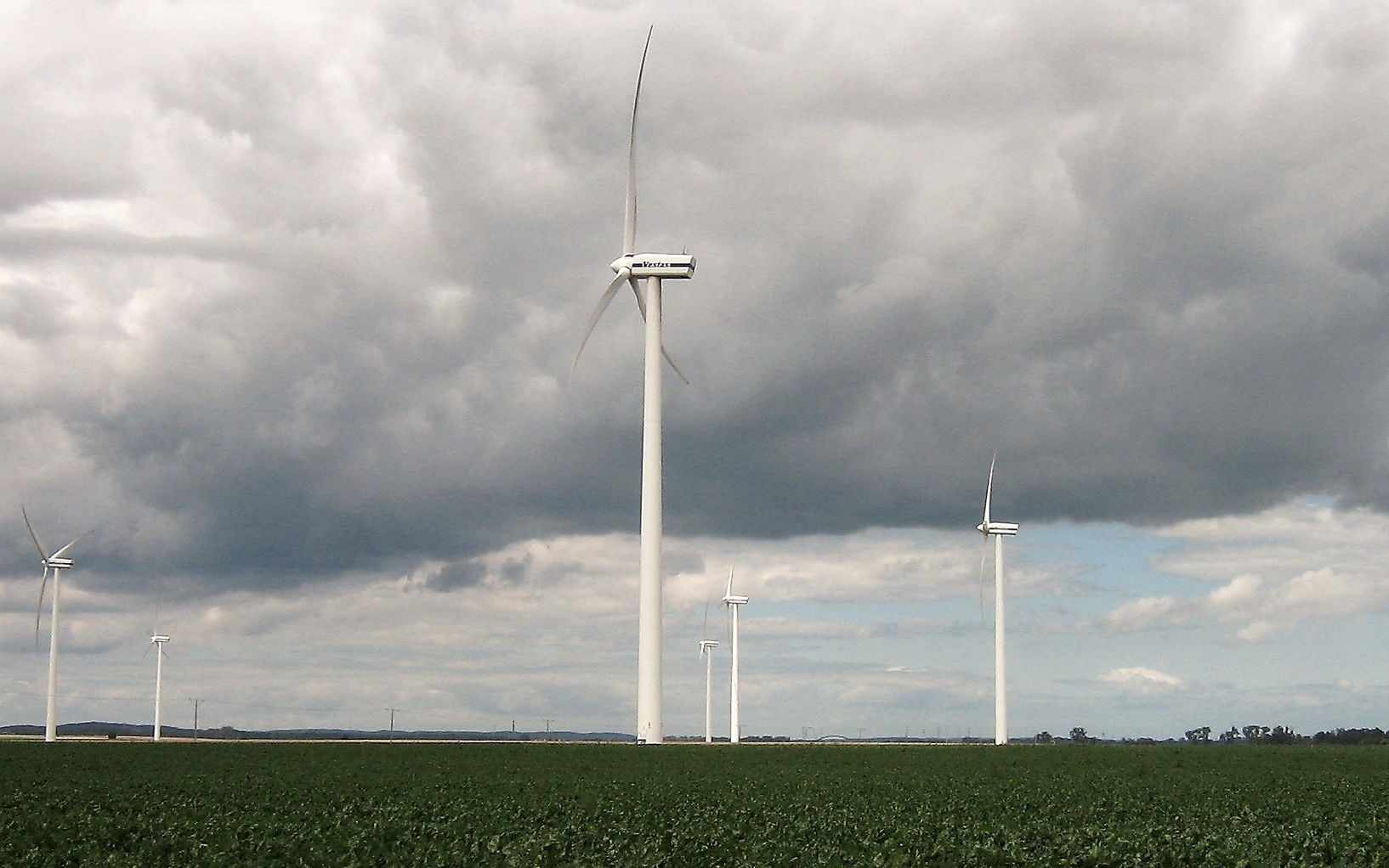 Grafika do artykułu Energia z wiatru zamrożona. PiS obiecuje dopuścić wiatraki 500 m od domów. To nie wystarczy