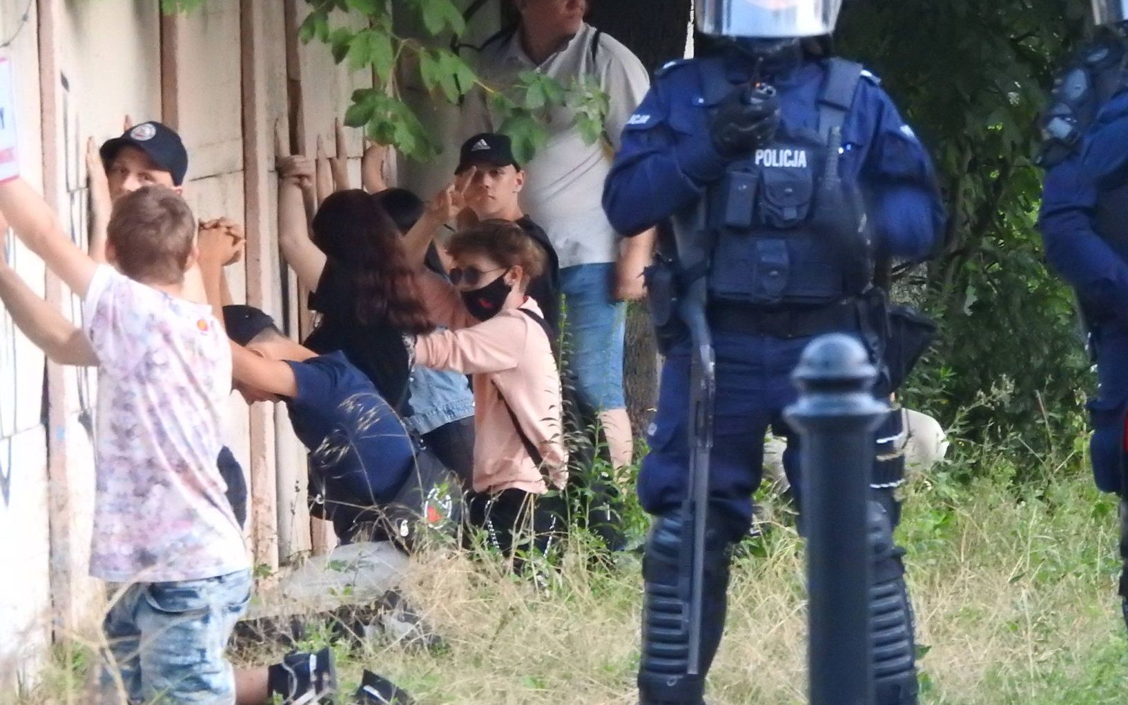 Grafika do artykułu Lubin. Policja kazała nastolatkom klęczeć z rękami uniesionym w górze, pod płotem z drutem kolczastym