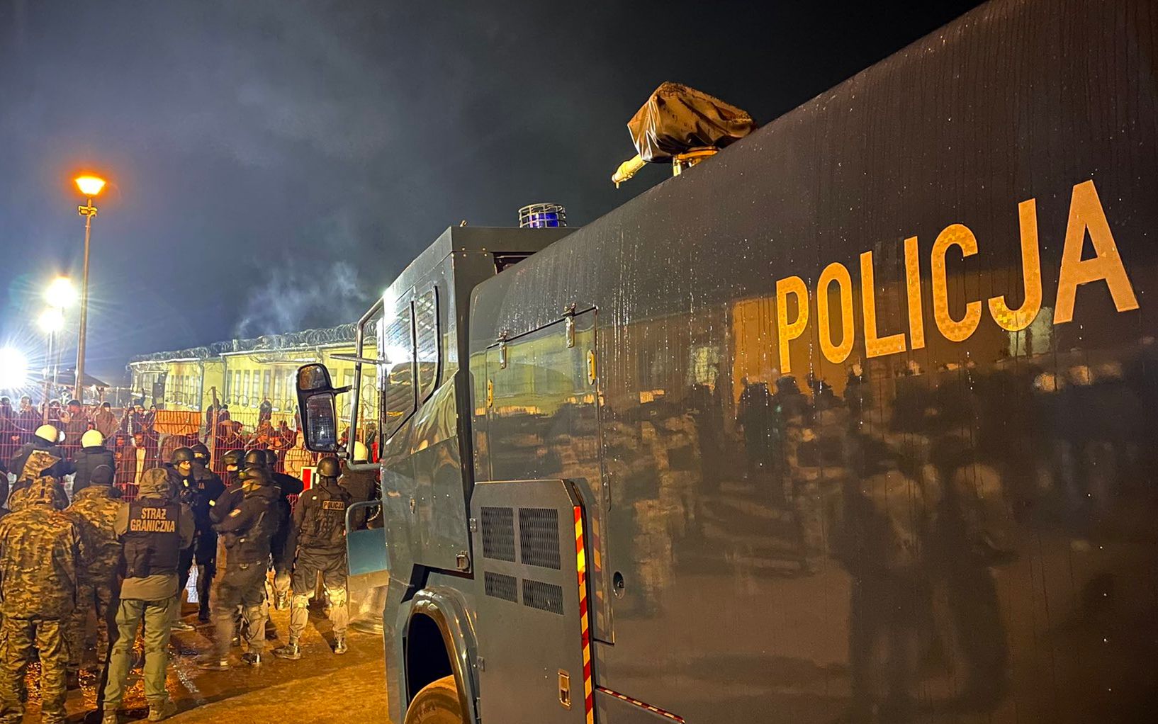 Grafika do artykułu Bunt w Wędrzynie. Migranci trzymani w „nieludzkich warunkach" nie wytrzymali. Kto zawinił?