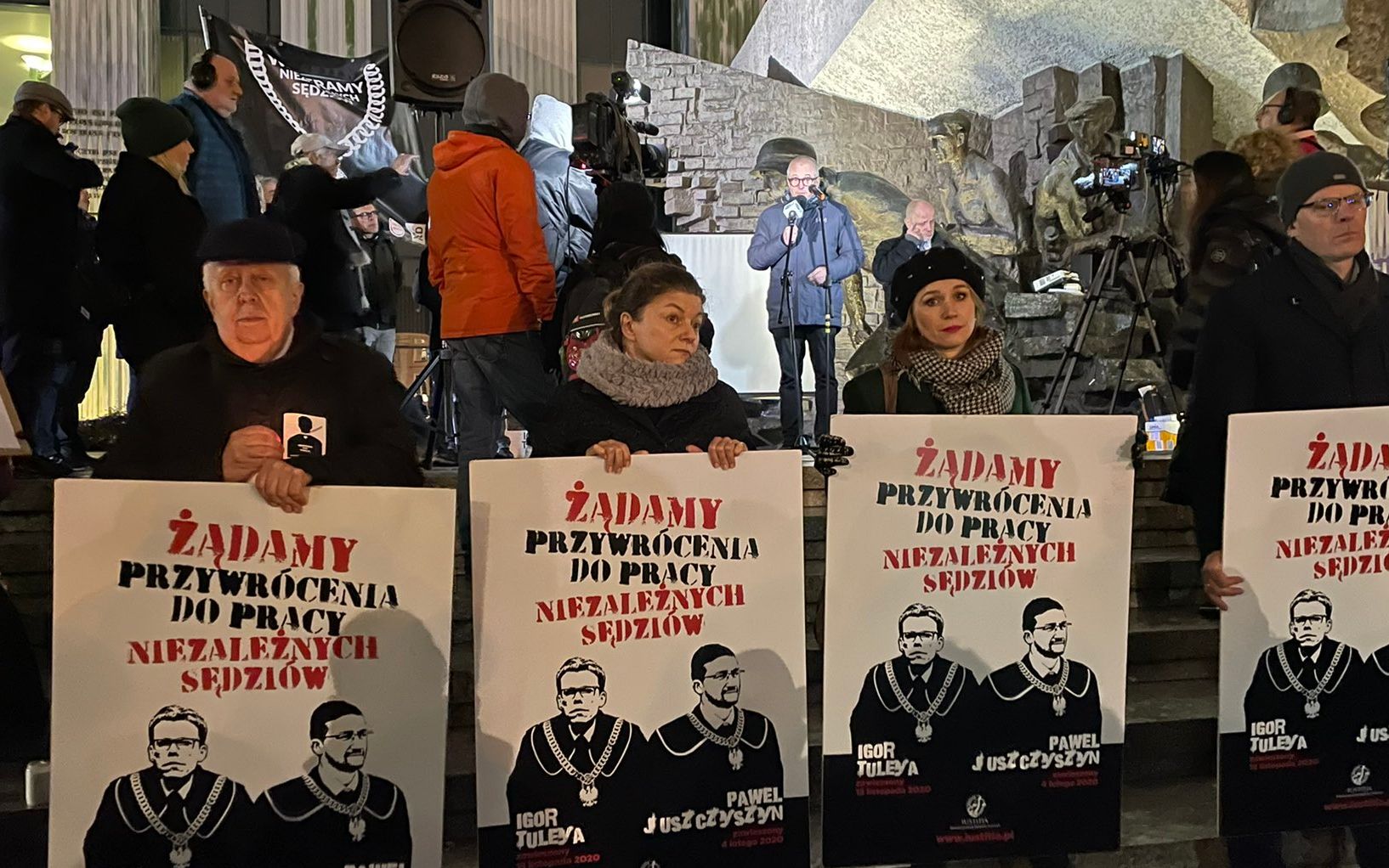 Grafika do artykułu Rekordowe represje. Już blisko 200 niepokornych sędziów jest ściganych i nękanych [RAPORT]