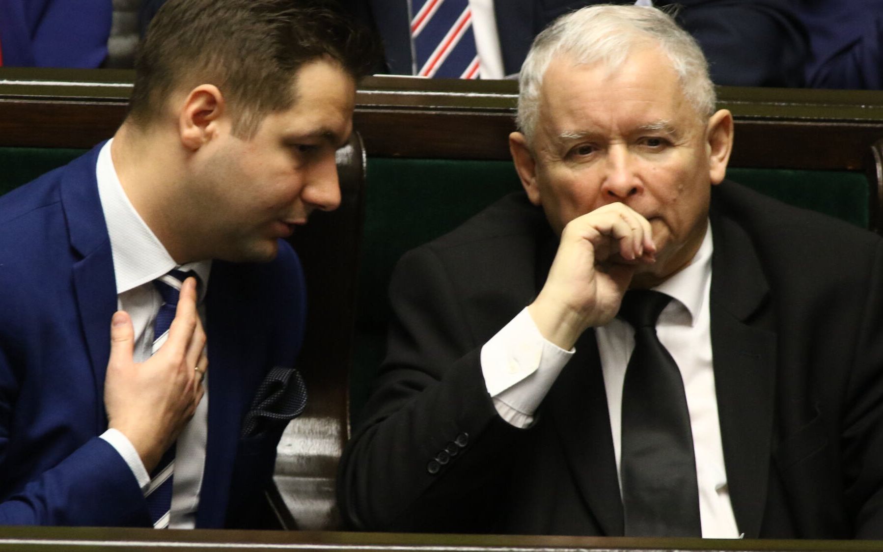24.11.2017 Warszawa , Sejm . Wiceminister sprawiedliwosci Patryk Jaki i prezes PiS Jaroslaw Kaczynski podczas bloku glosowan , nad prezydenckimi projektami ustaw o Sadzie Najwyzszyym , Krajowej Radzie Sadownictwa , zmianami w Ordynacji Wyborczej i ograniczeniami  handlu w niedziele .
Fot. Slawomir Kaminski / Agencja Wyborcza.pl