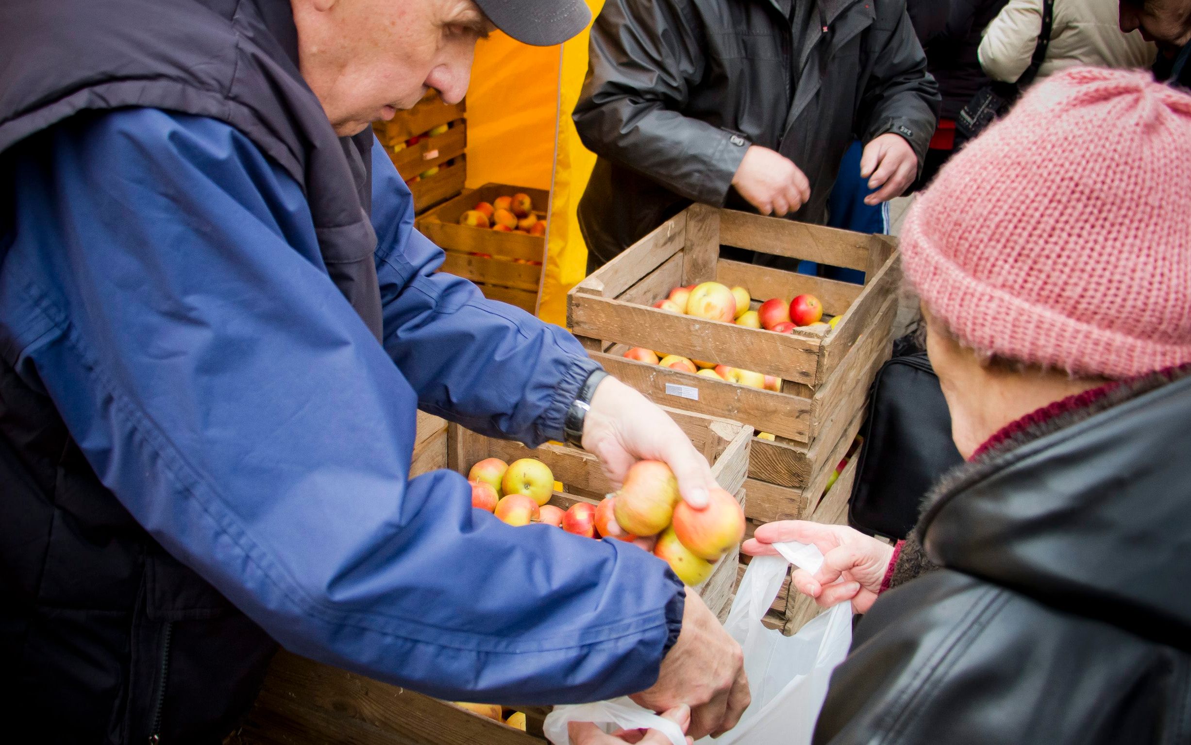 22.03.2016 Bialystok , Stowarzyszenie Pomocy Rodzinie " Droga " . Osoby ubogie odbieraja zywnosciowe paczki swiateczne przygotowane przez stowarzyszenie .
Fot. Marcin Onufryjuk / Agencja Gazeta