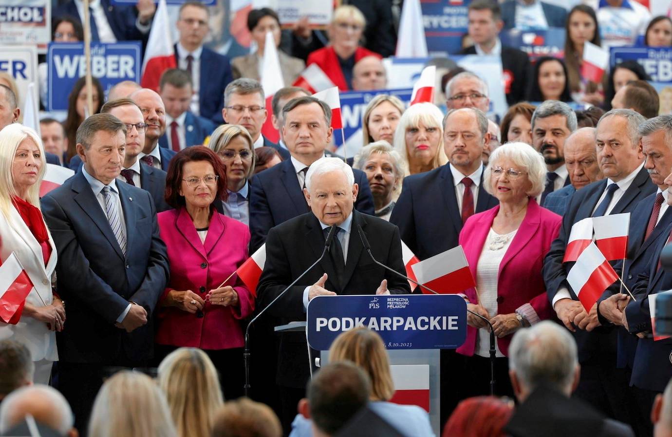 Konwencja PiS w Jasionce na Podkarpaciu. Prezes PiS Jarosław Kaczyński w otoczeniu partyjnych działaczy przemawia z podium z napisem "Podkarpackie"/