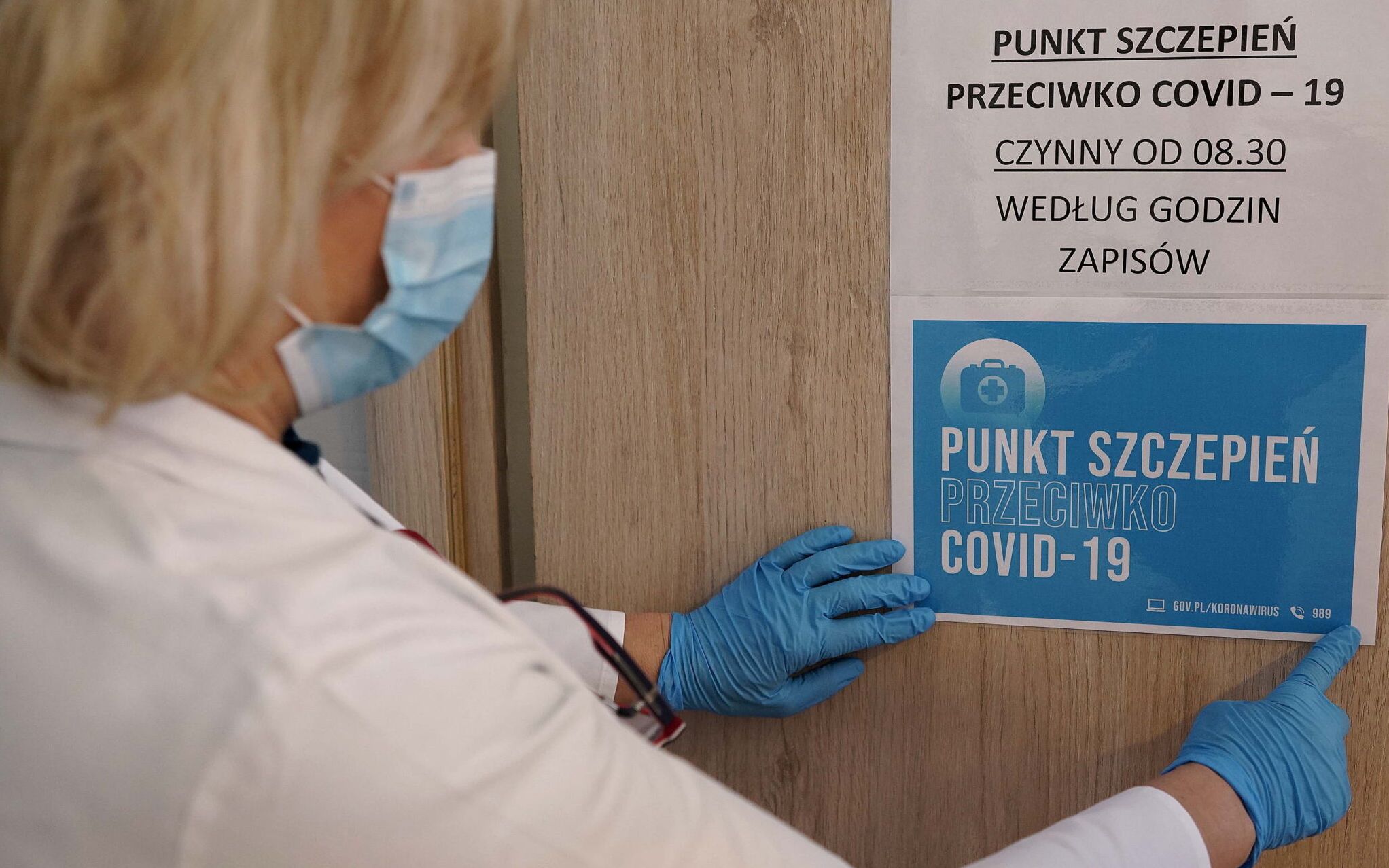26.01.2021 Czestochowa , ulica Ksiezycowa . Przychodnia  '' Ksiezycowa '' . Drugi dzien szczepien seniorow przeciw covid . 
Fot. Grzegorz Skowronek / Agencja Gazeta