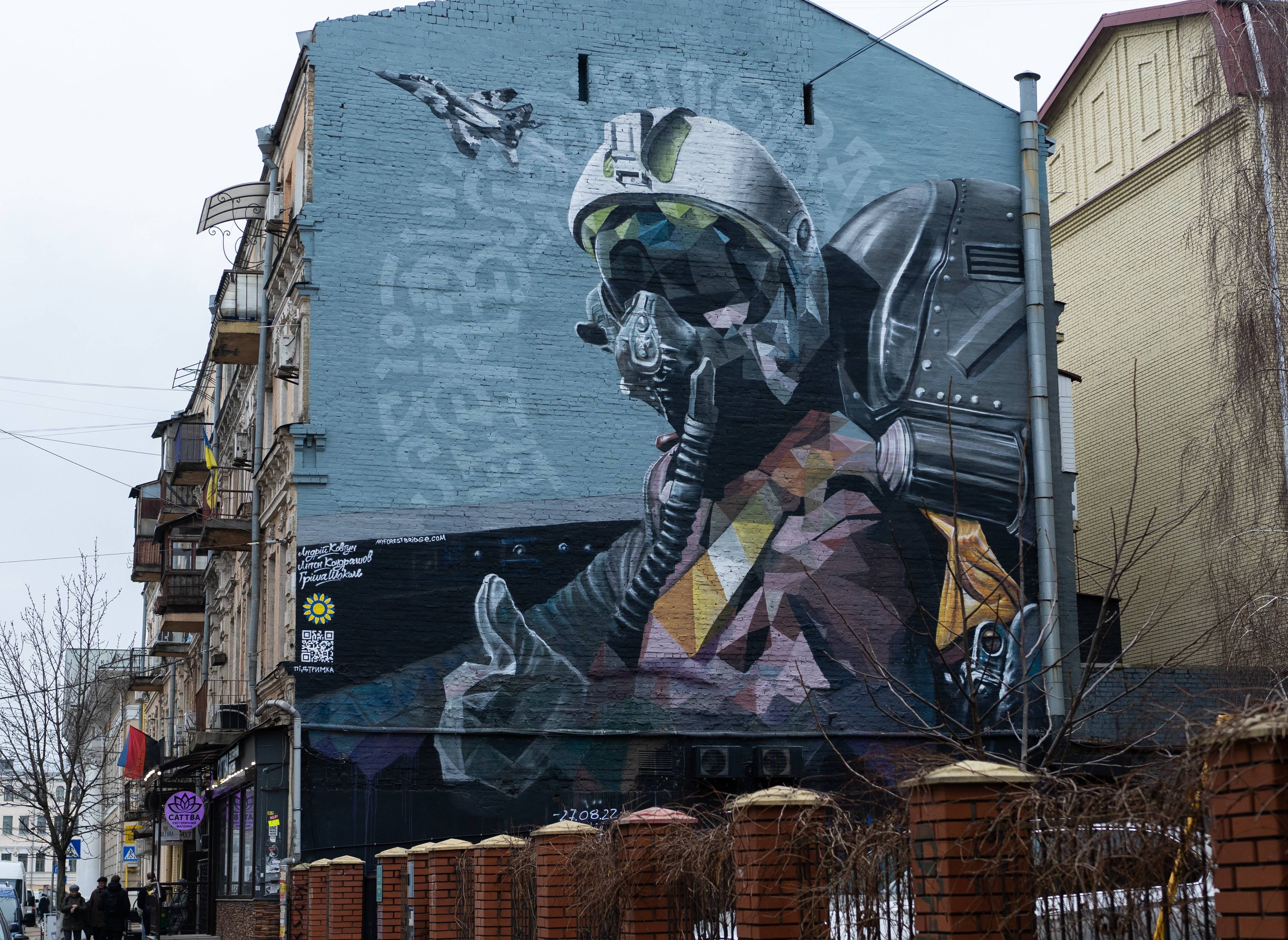 Graffiti z ukraińskim pilotem na ścianie budynku
