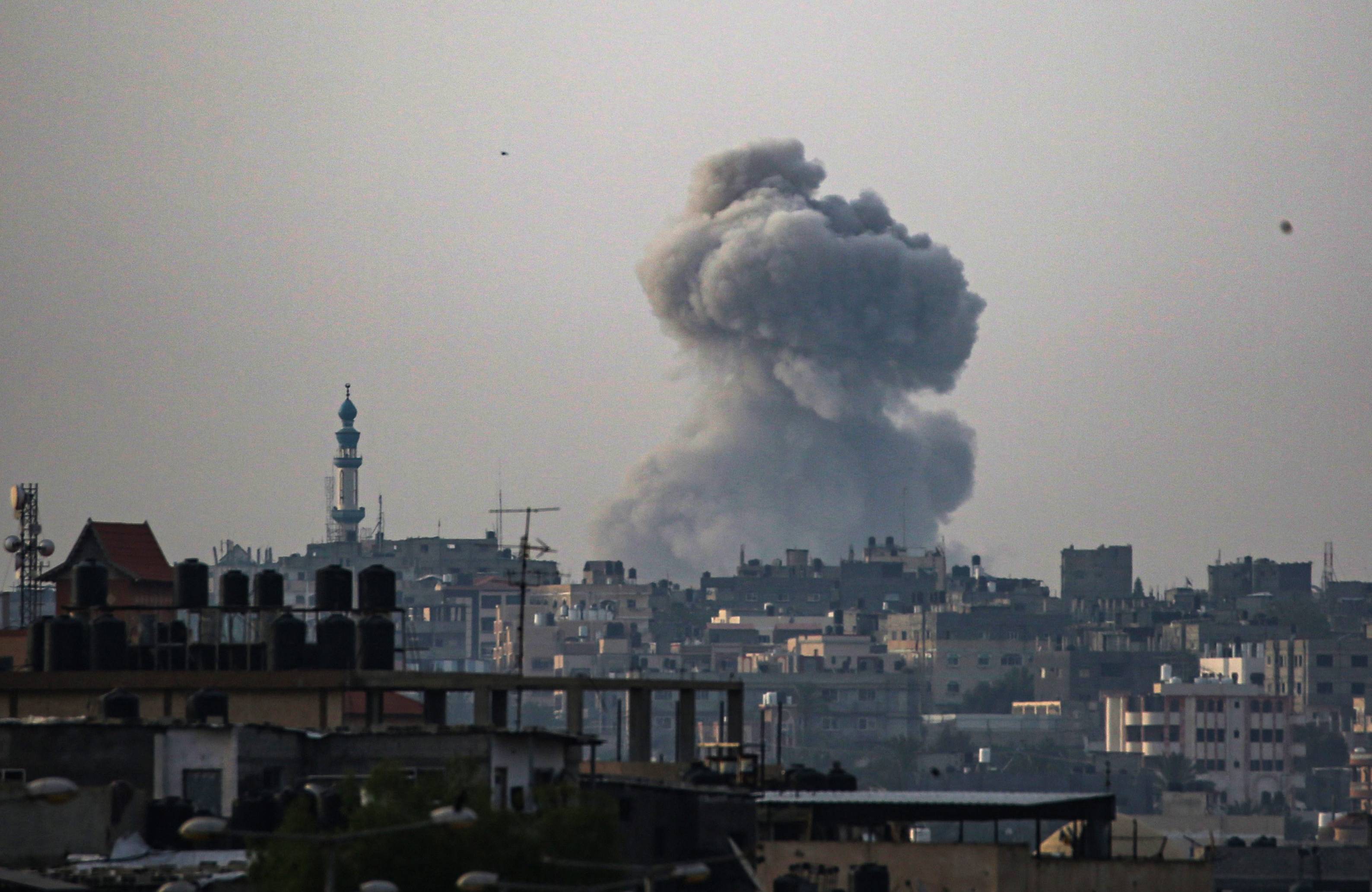 dym nad miastem po bombardowaniu. Rafah, Strefa Gazy