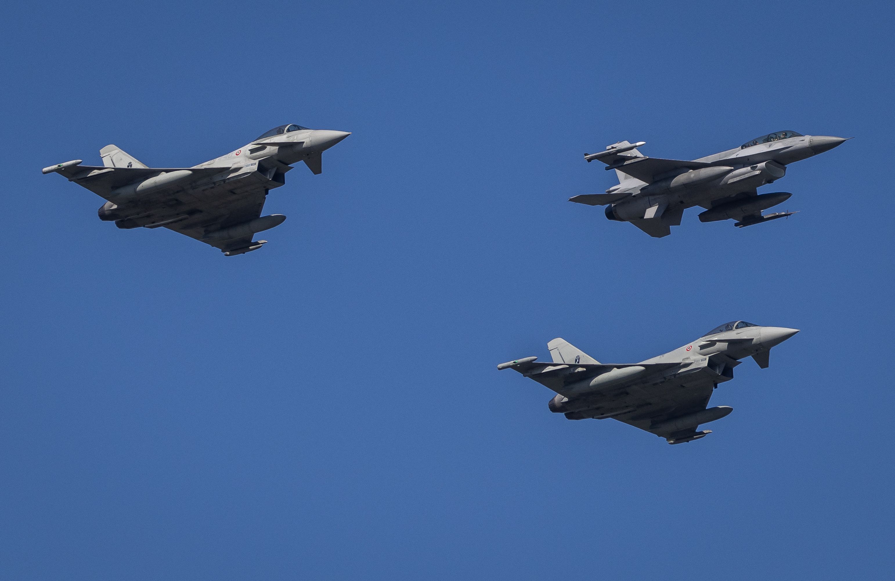 Trzy samoloty F-16 na tle nieba