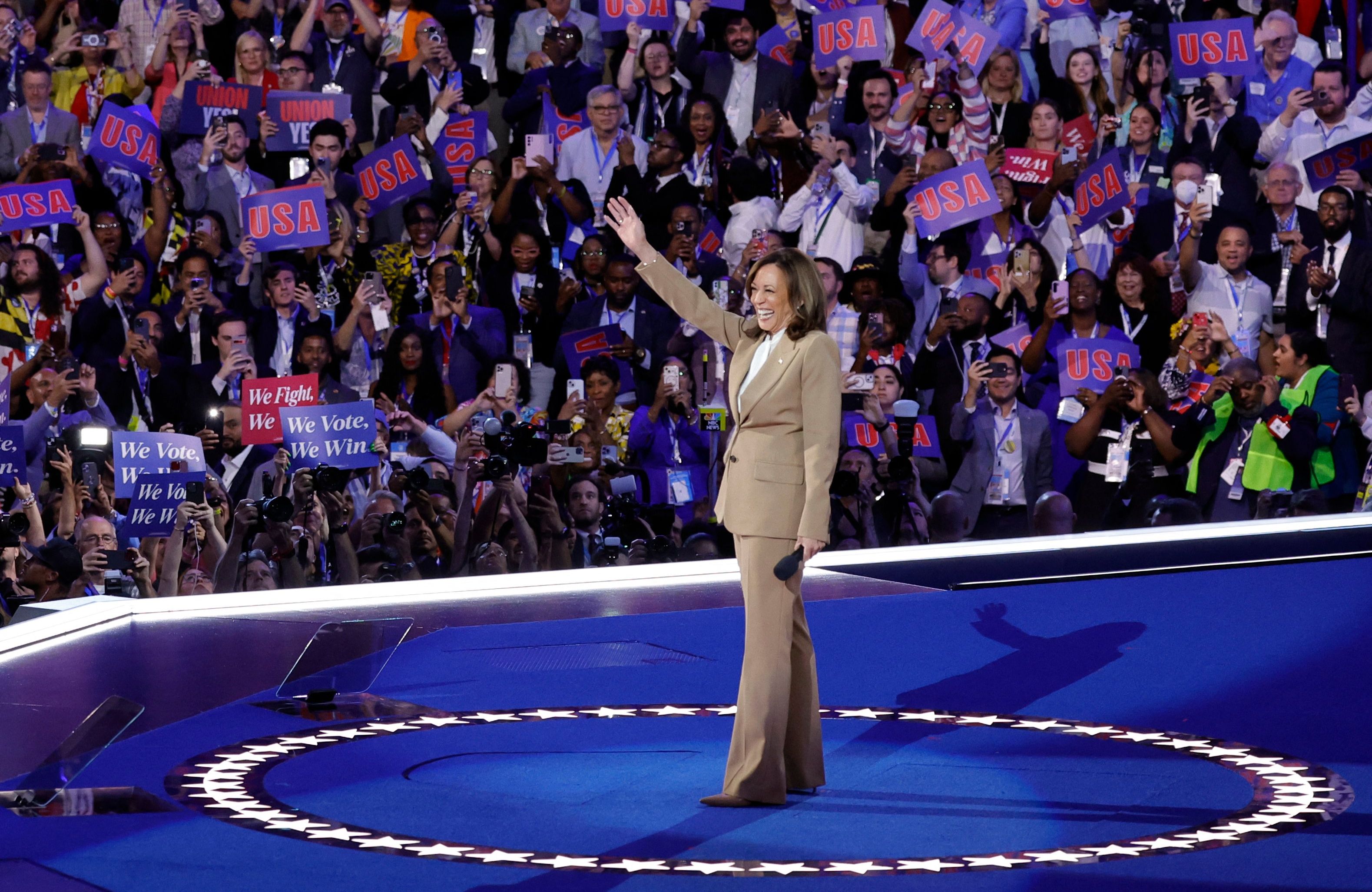 Kamala Harris na scenia podczas konwencji Partii Demokratycznej. W tle tłum