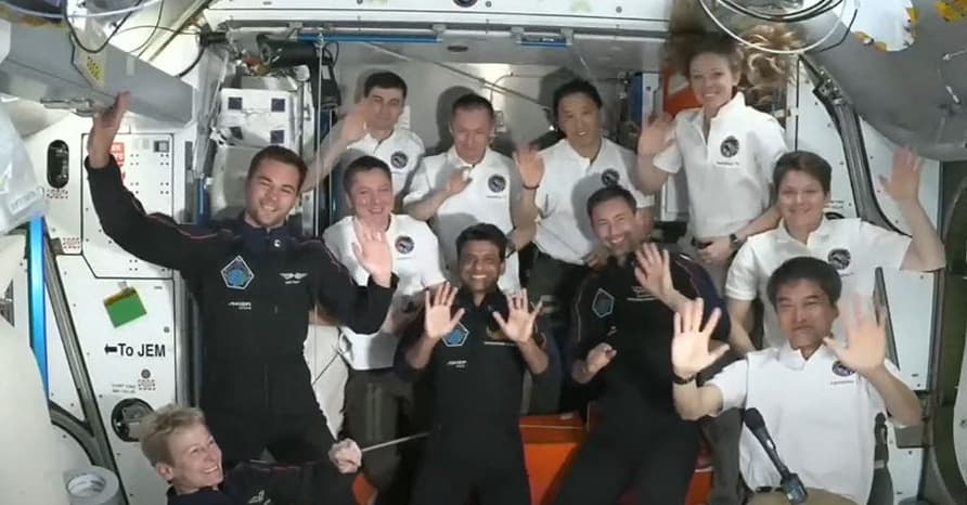 Kapsuła Dragon ze Sławoszem Uznańskim-Wiśniewskim wylądowała na Ziemi