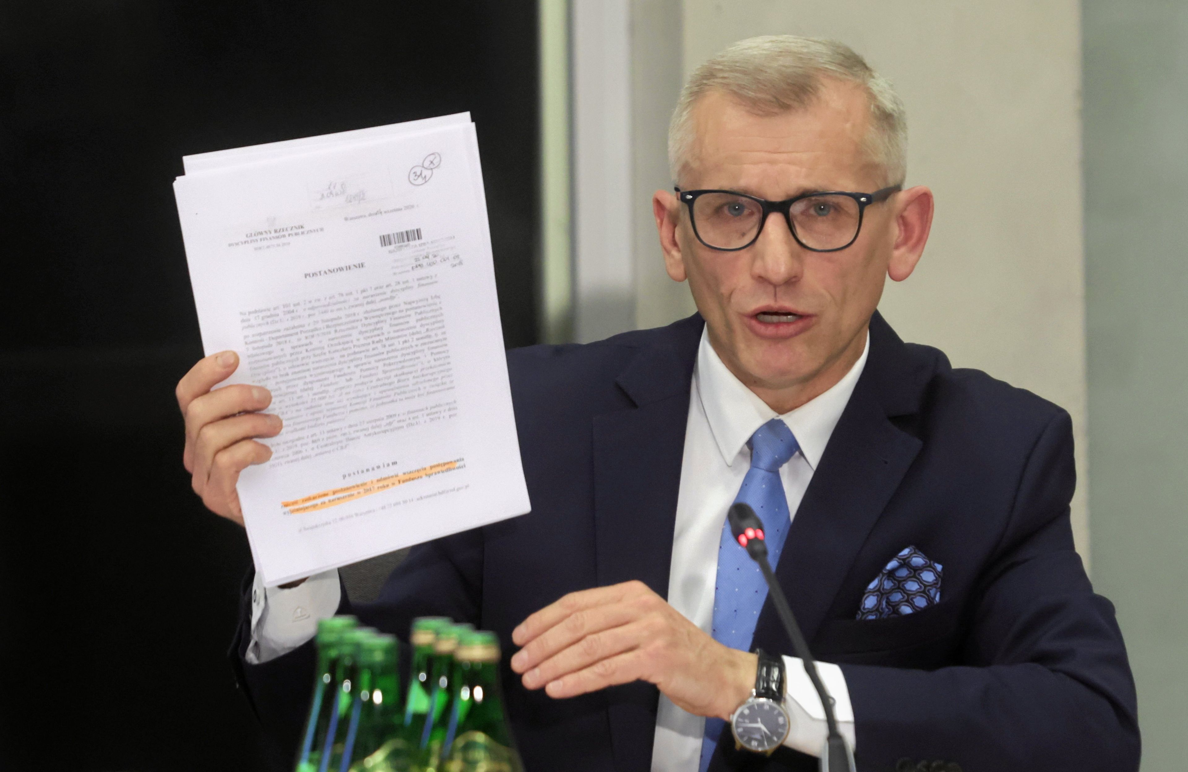 Krzysztof Kwiatkowski pokazuje dokumenty
