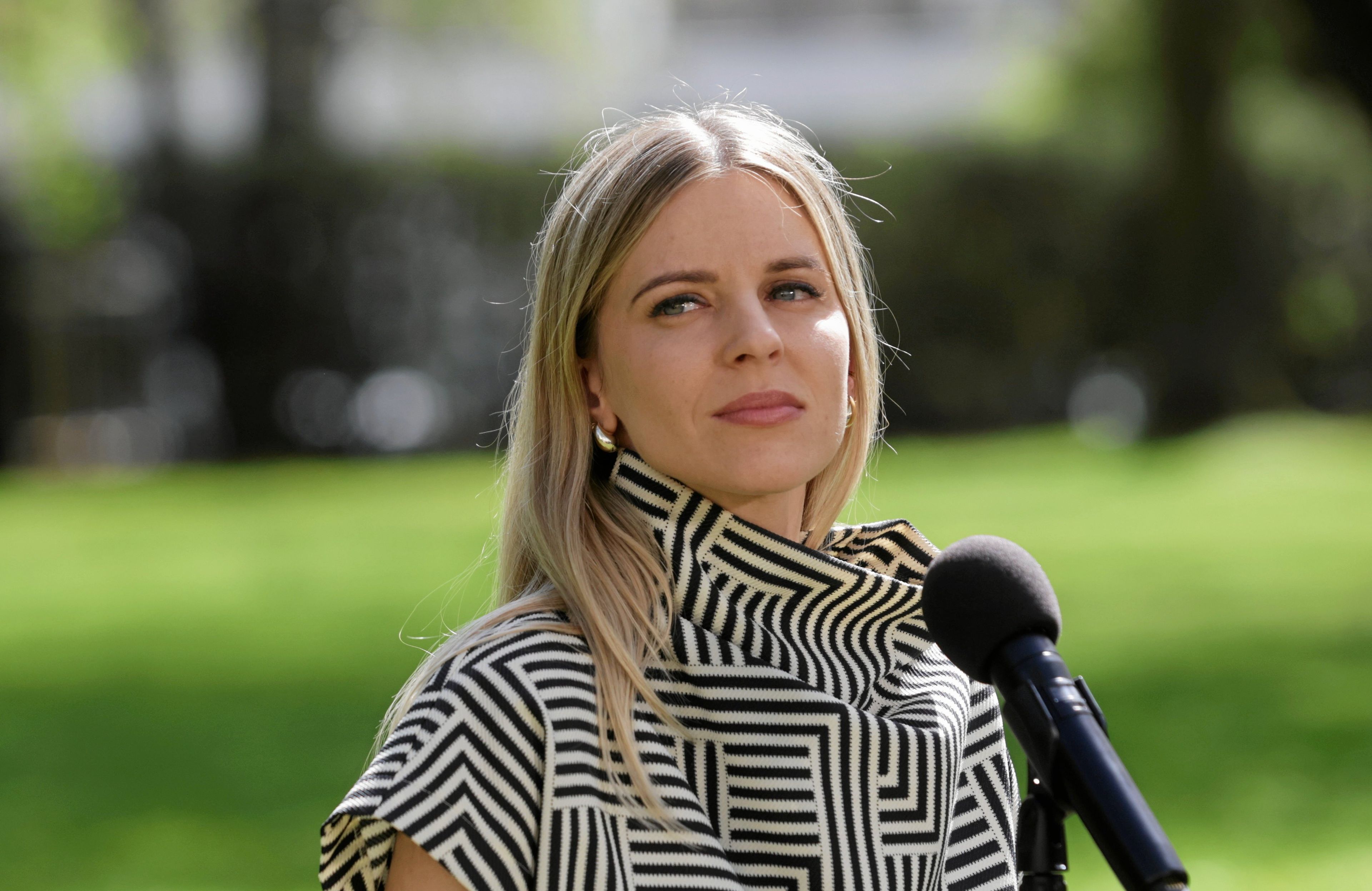Wiceministra Aleksandra Gajewska podczas konferencji prasowej na świeżym powietrzu