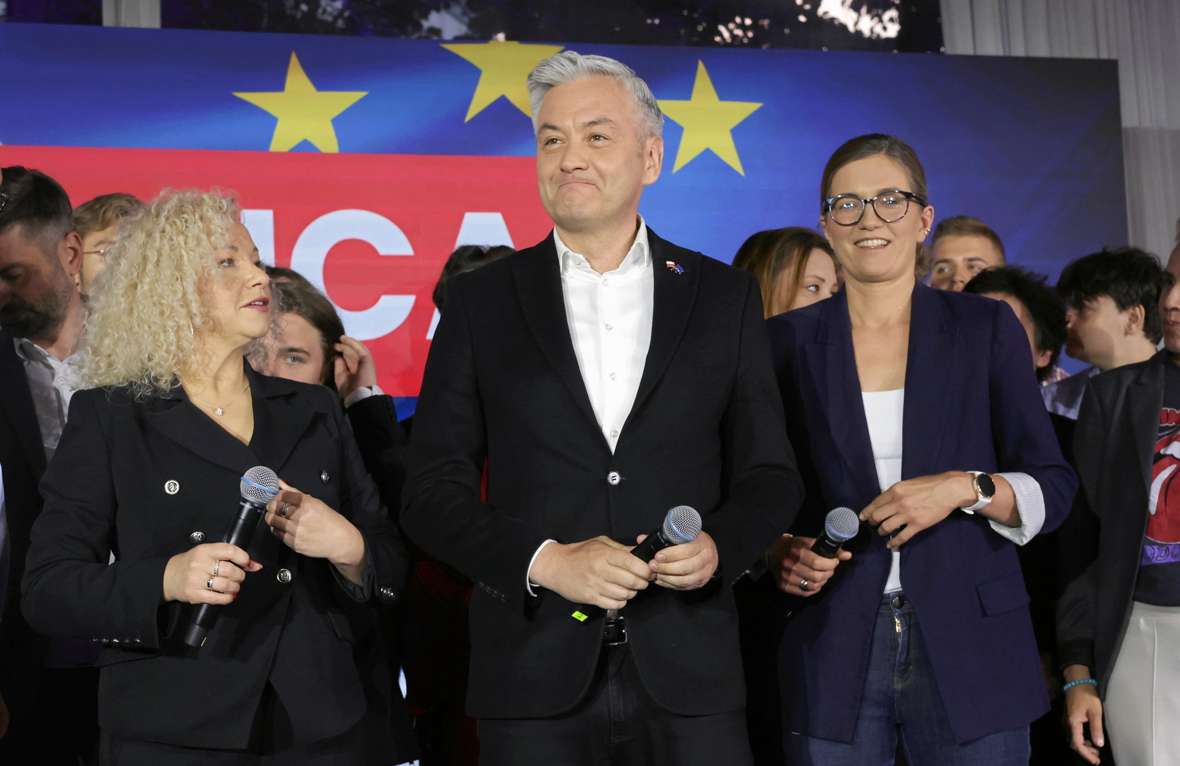 Katarzyna Kotula, Robert Biedroń i Magdalena Biejat podczas wieczoru wyborczego Lewicy