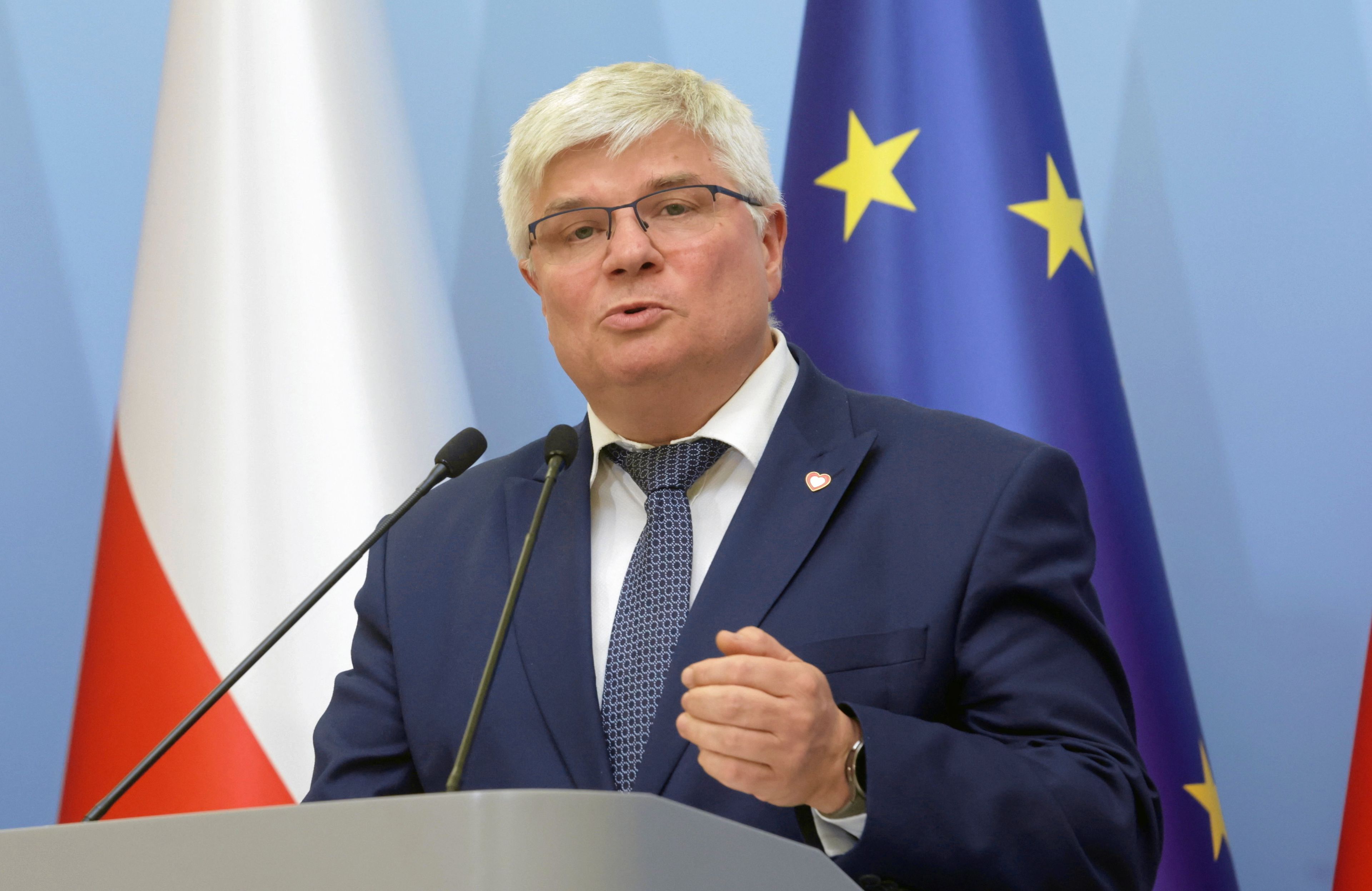Lasyk na tle flag polski i ue