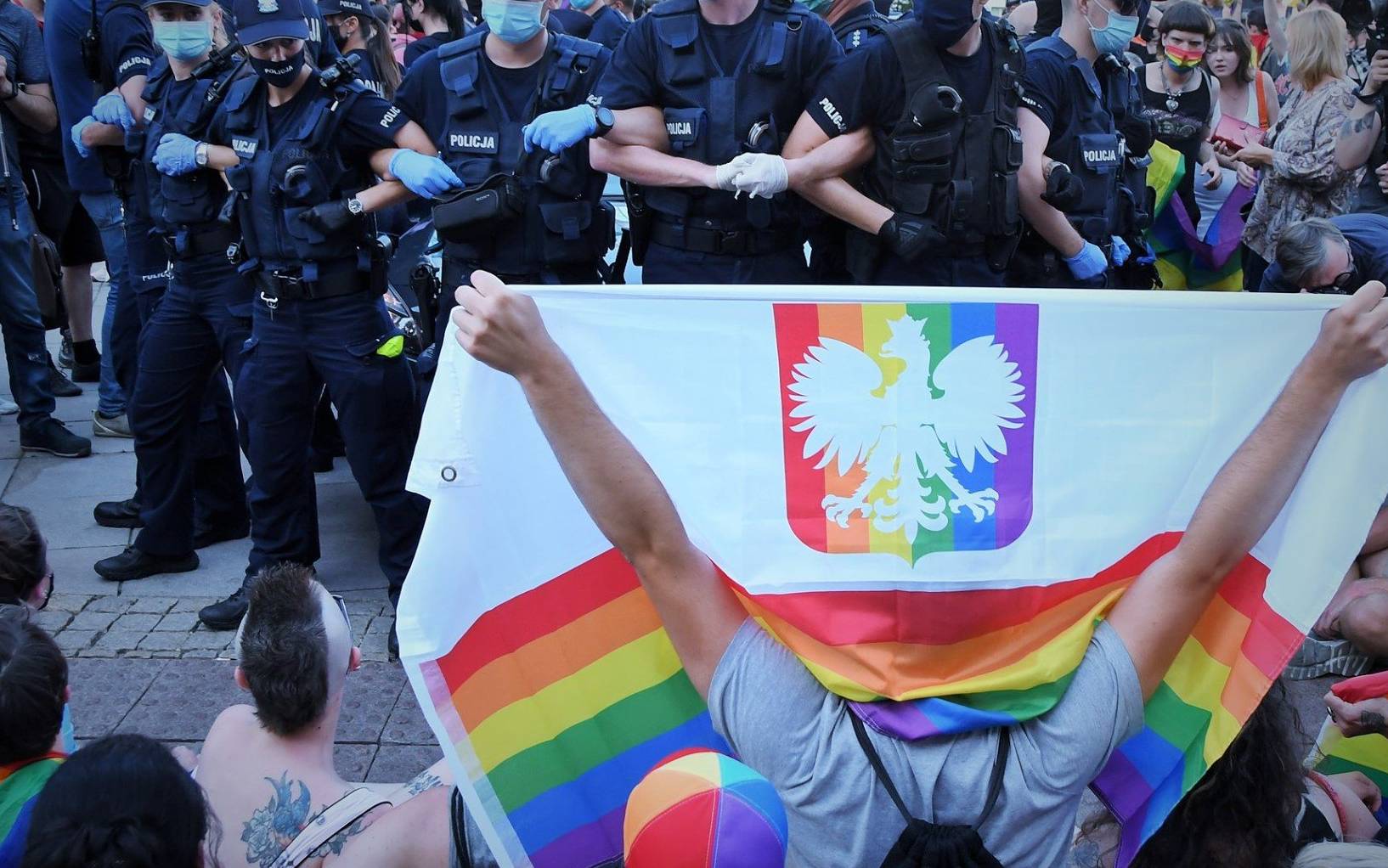 Grafika do artykułu Policjant o „Tęczowej Nocy": Otrzymaliśmy polecenie zatrzymania wszystkich oznakowanych barwami LGBT