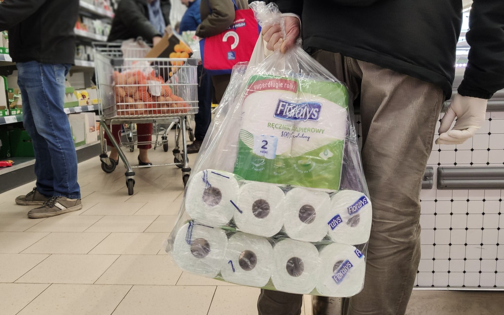 12.03.2020 Lublin , ul. Nadbystrzycka . Kolejki przed otwarciem sklepu Lidl spowodowane strachem przed koronawirusem .
Fot. Jakub Orzechowski / Agencja Gazeta
