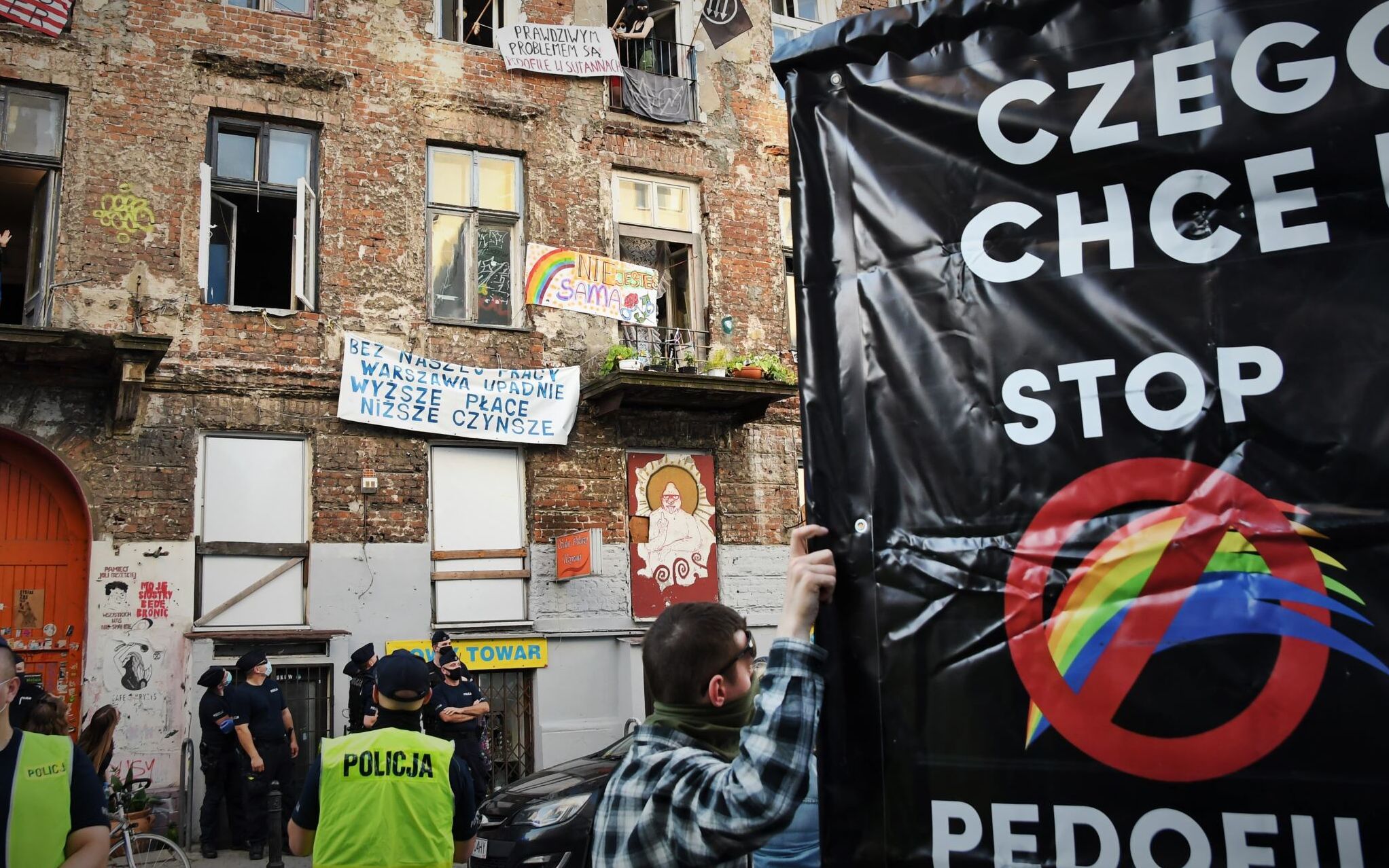 Grafika do artykułu Działaczka "Stop bzdurom" bez aresztu, sąd odrzucił wniosek prokuratury. Pod skłotem modlitwy