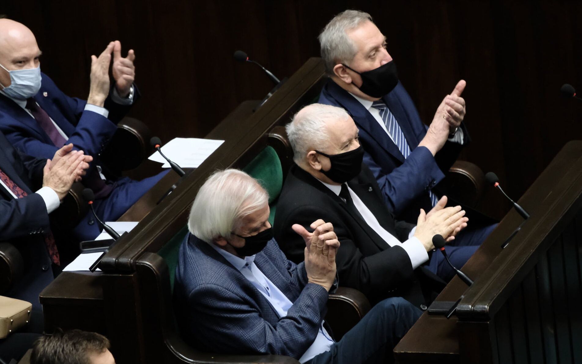 01.02.2022 Warszawa , ulica Wiejska Sejm . Trzeci dzien 47 . posiedzenia Sejmu IX kadencji . W pierwszym rzedzie : wicemarszalek Sejmu Ryszard Terlecki , wicepremier, prezes PiS Jaroslaw Kaczynski i wicepremier, minister rolnictwa i rozwoju wsi Henryk Kowalczyk podczas debaty nad poselskim projektem ustawy o szczegolnych rozwiazaniach ( testach ) dotyczacych ochrony zycia i zdrowia obywateli w okresie epidemii covid .
Fot. Slawomir Kaminski / Agencja Wyborcza.pl