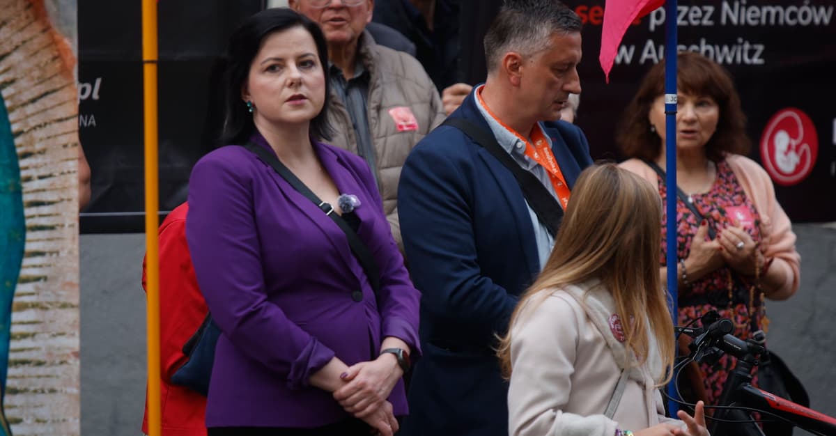 Kotula zawiadamia prokuraturę. „Działalność fundacji Kai Godek może nosić znamiona terroryzmu”