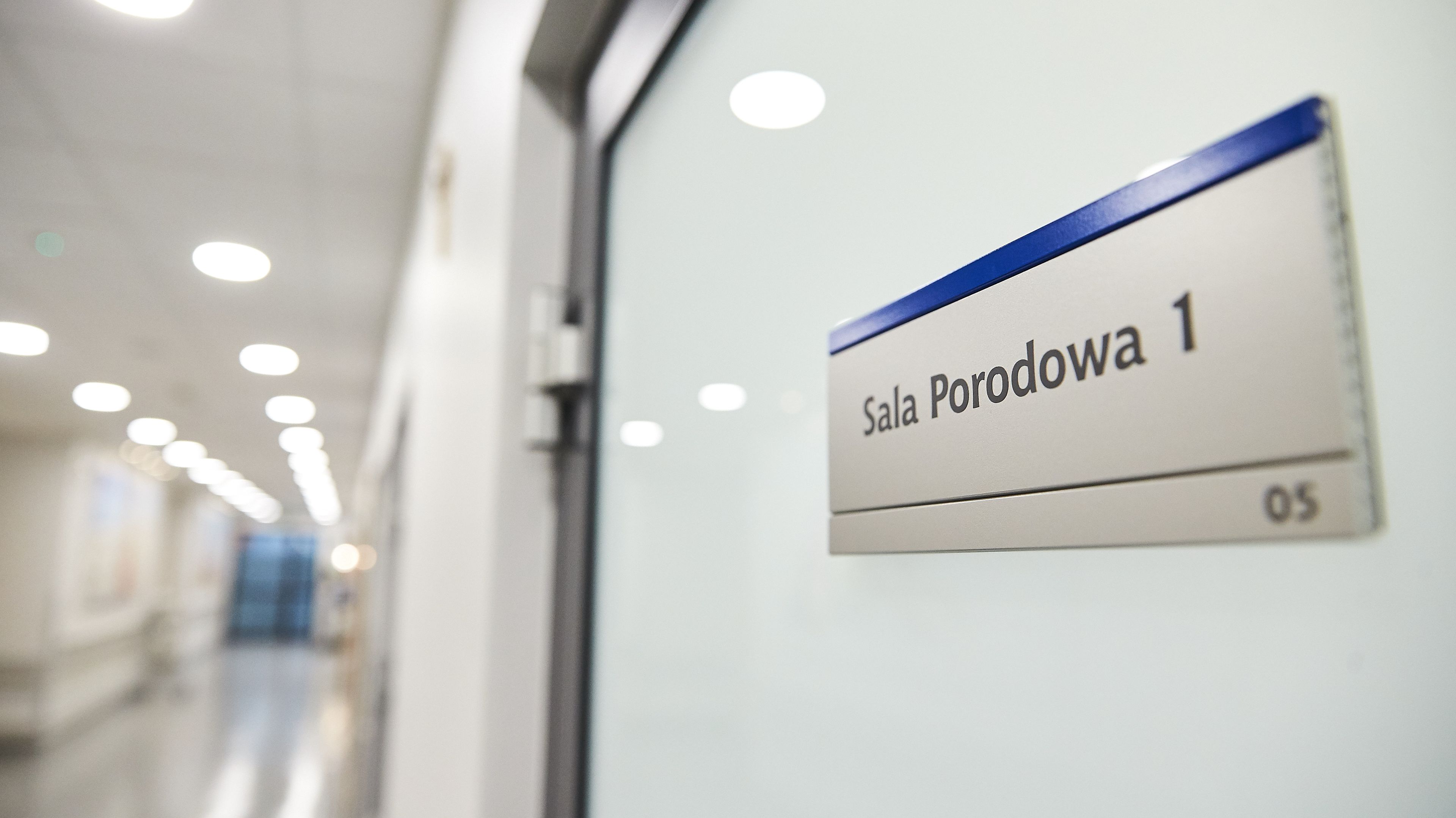 napis na drzwiach "sala porodowa"