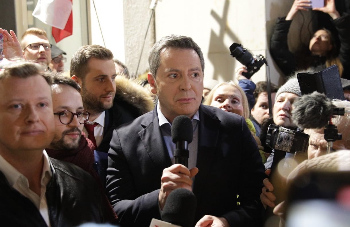 Samuel Pereira i Michał Adamczyk podczas protestu w obronie wolnych mediów na pl. Powstańców Warszawy. Adamczyk przemawia do mikrofonu