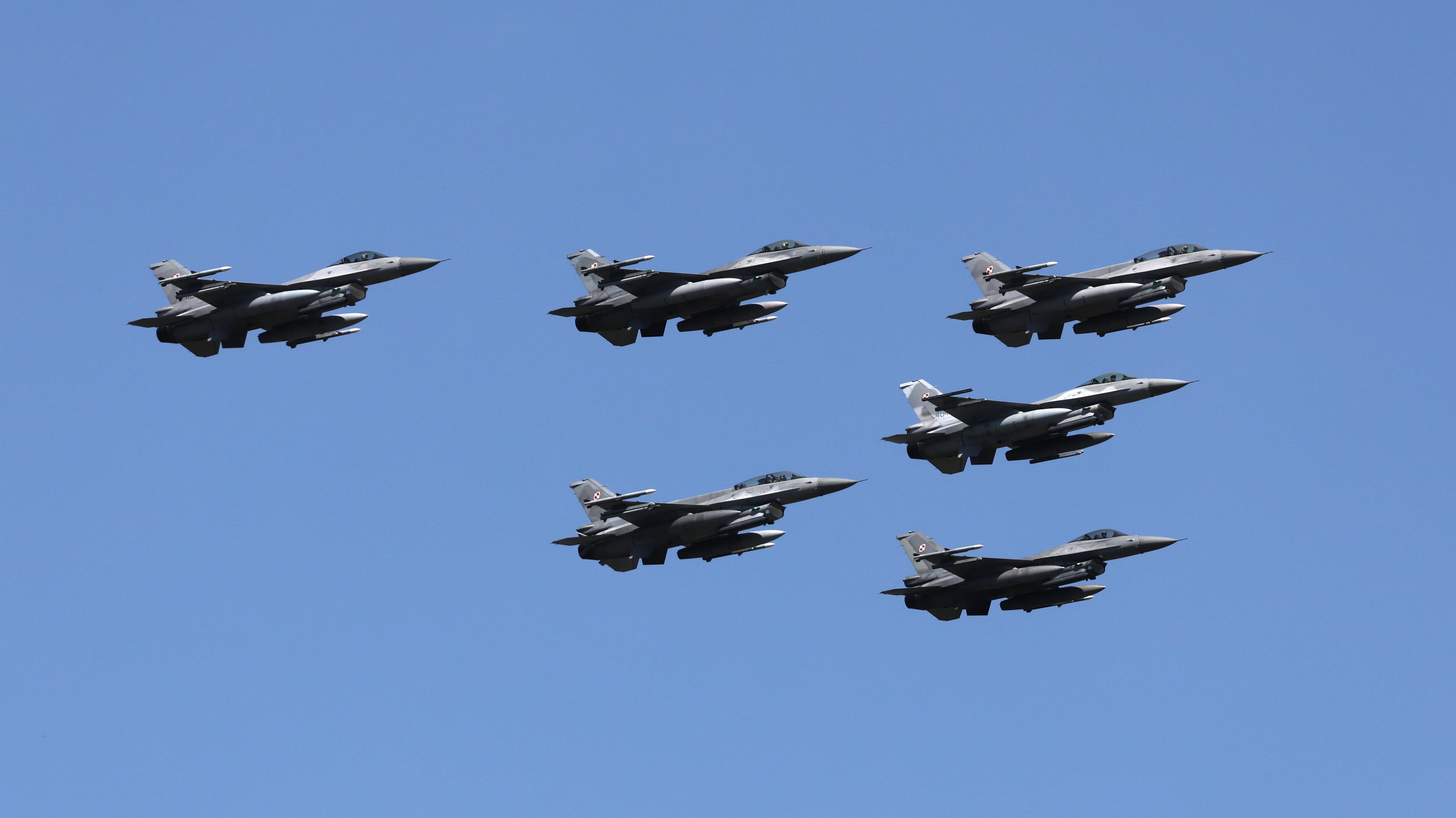 Samoloty myśliwskie lecące w szyku