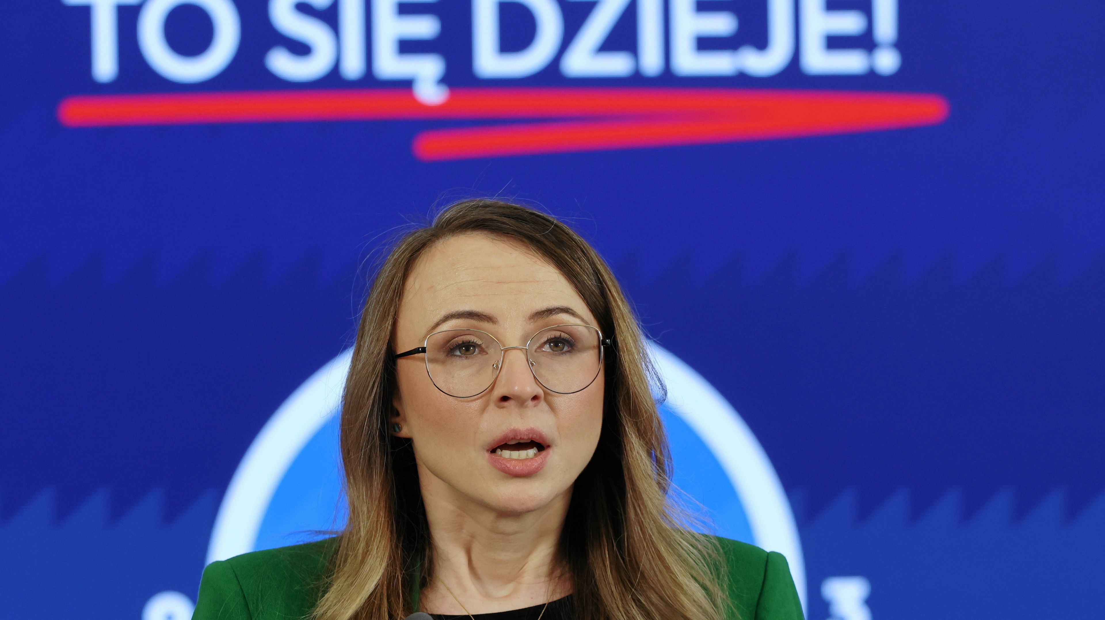 ministra Dziemianowicz-Bąk na te napisu "To się dzieje!"