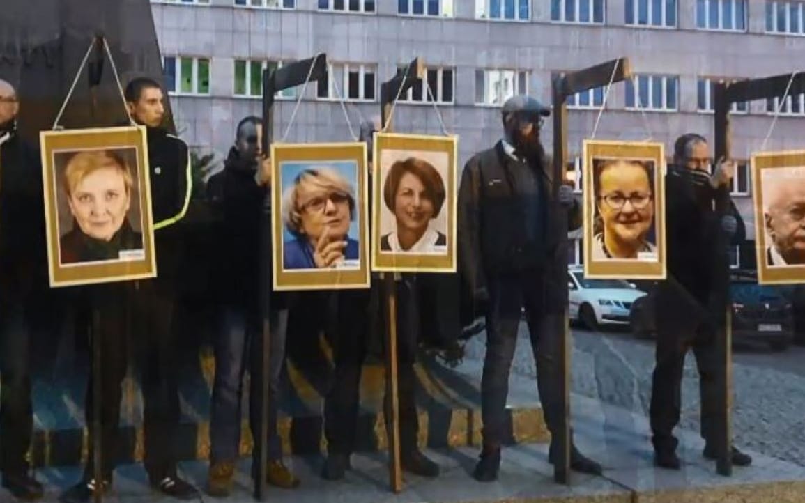 Grafika do artykułu Skandal w katowickim sądzie. Asystent sędziego miał pomagać organizatorowi urodzin Hitlera