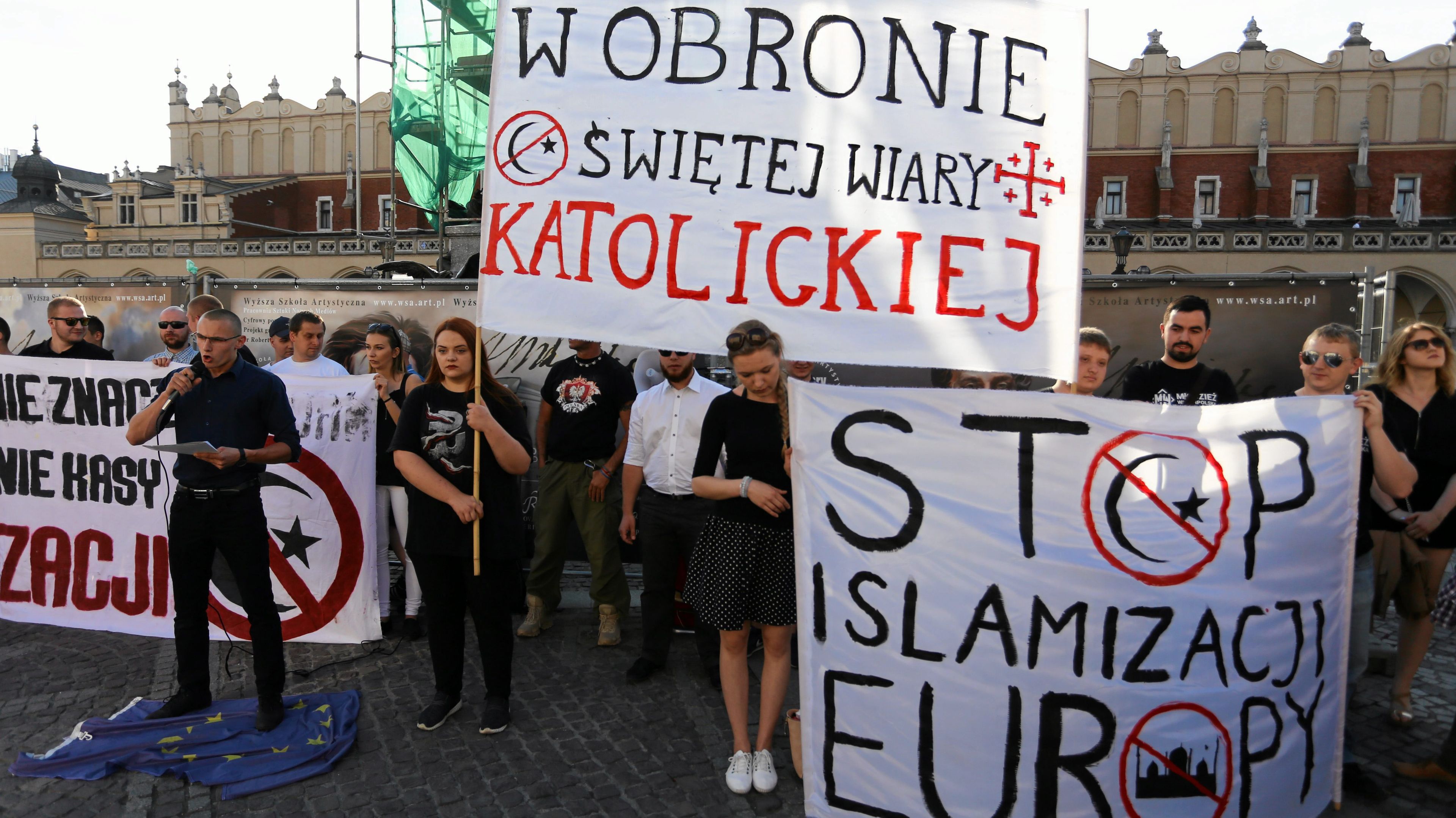 Młodzi ludzie z transparentami „Stop islamizacji Europy" i innymi podobnymi.