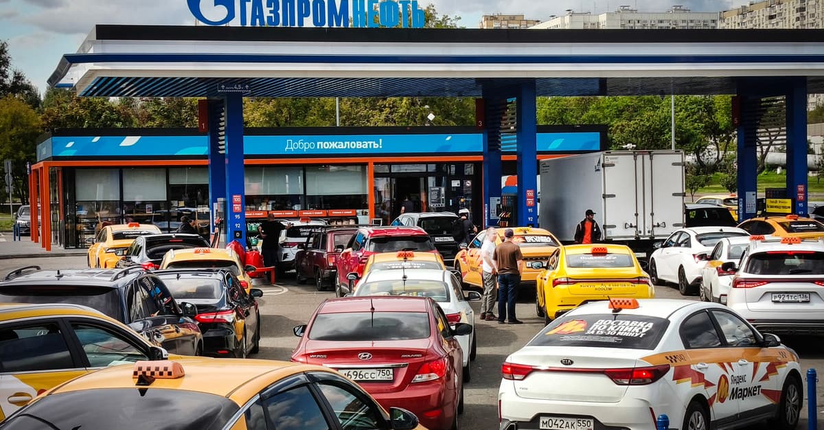 Ukraina się broni, a w Moskwie rosną kolejki po benzynę [GOWORIT MOSKWA]