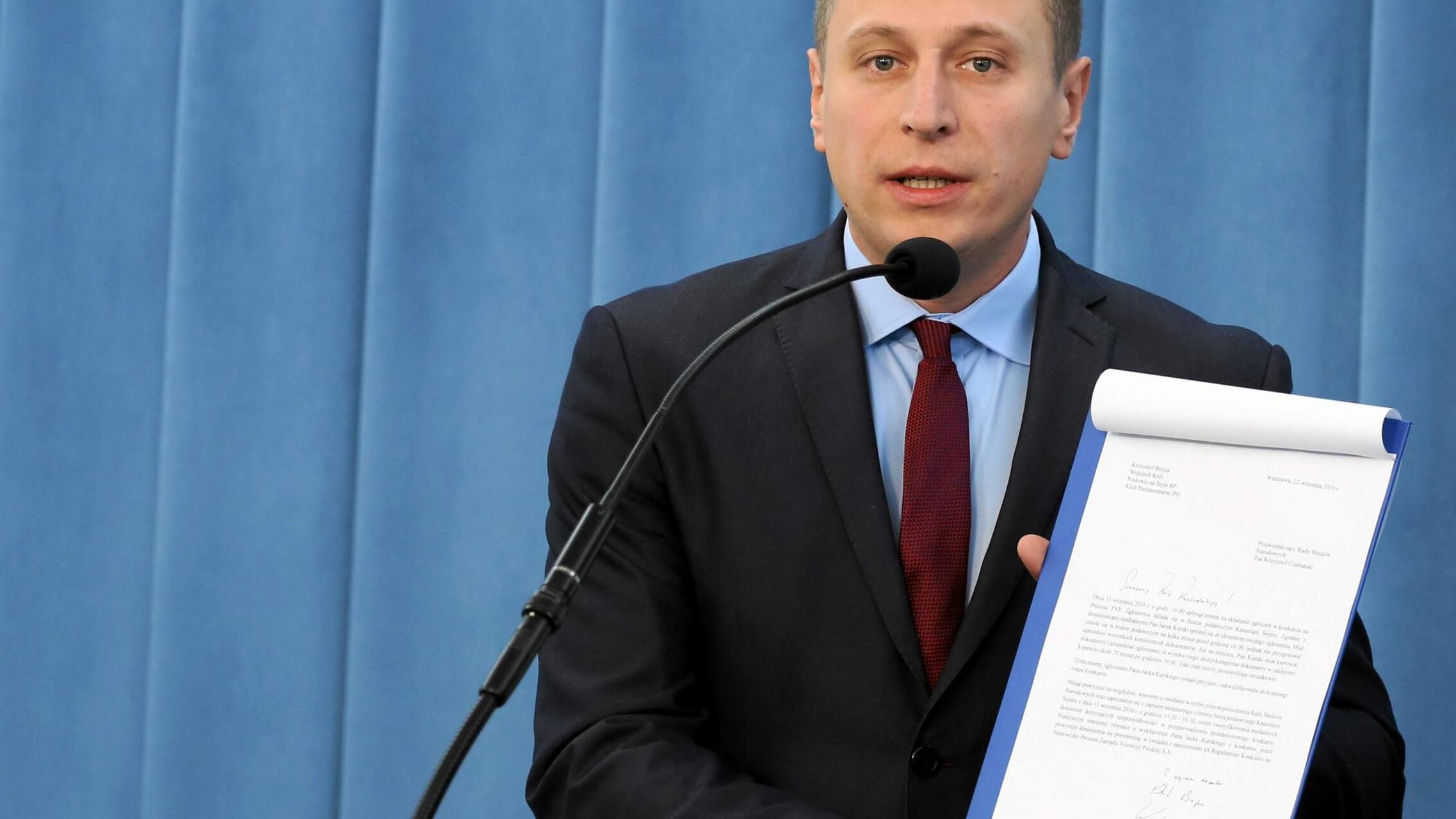 Krzysztof Brejza pokazuje dokument