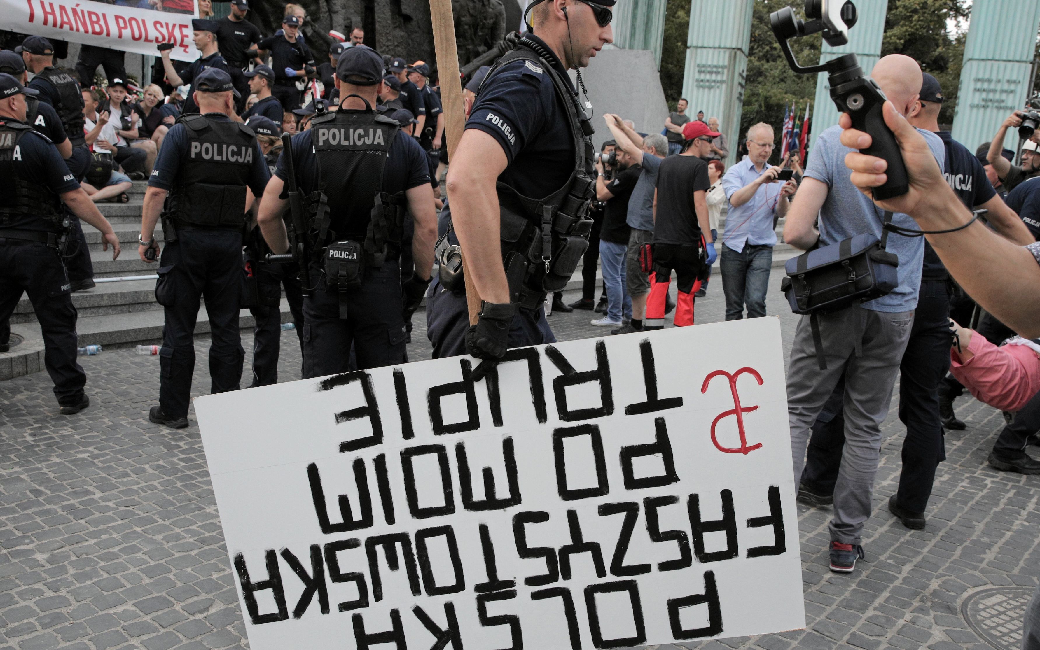01.08.2019  Warszawa . 75 rocznica wybuchu Powstania Warszawskiego . Marsz narodowcow z Ronda Dmowskiego na Plac Krasinskich . Fot . Jedrzej Nowicki / Agencja Gazeta
