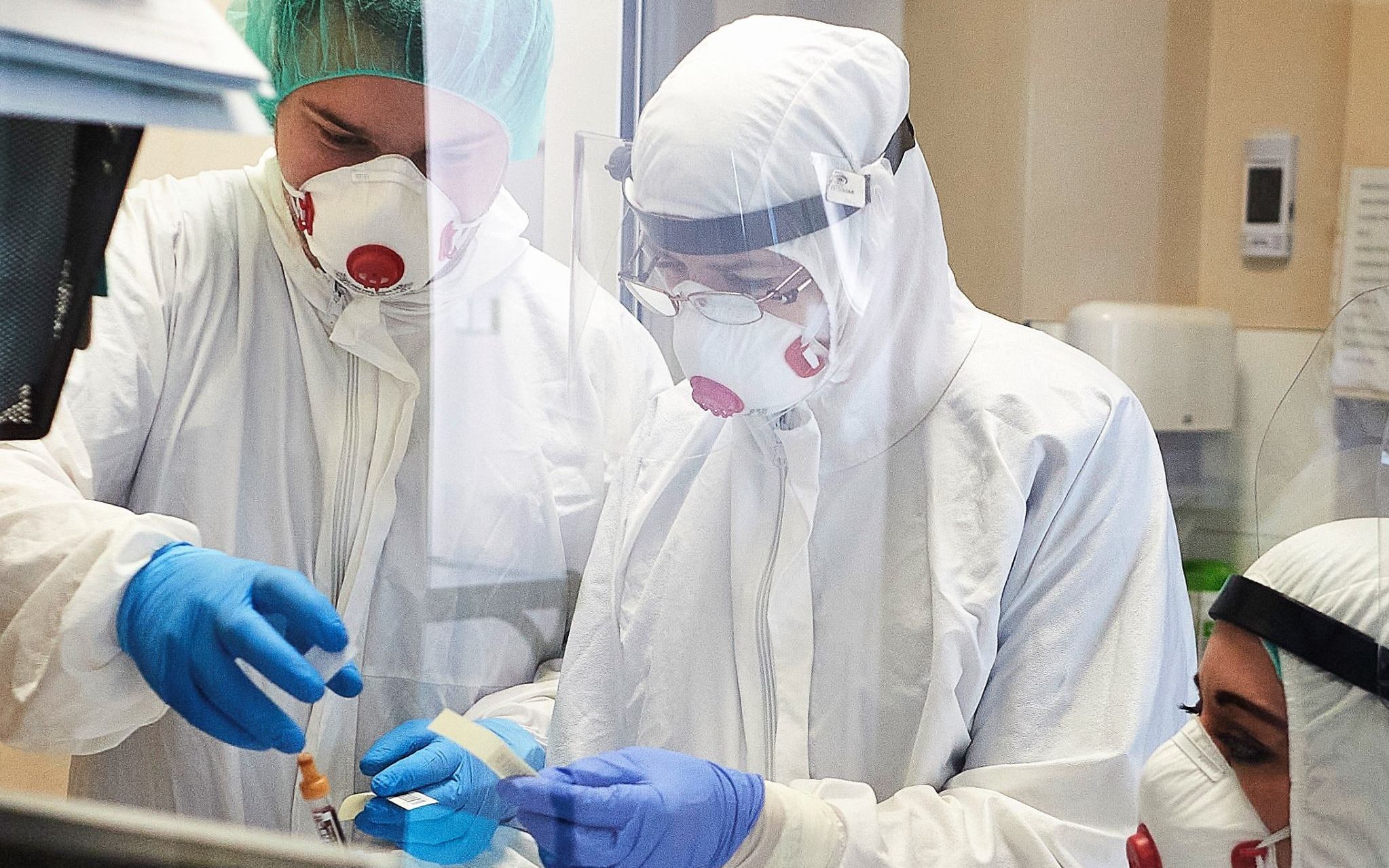 16.04.2020 Lodz . Szpital im Barlickiego przy ulicy Kopcinskiego . Specjalistyczny Odzial Ratunkowy SOR . Personel medyczny podczas pracy na odziale SOR podczas epidemi koronawirusa .
Tomasz Stanczak / Agencja Gazeta