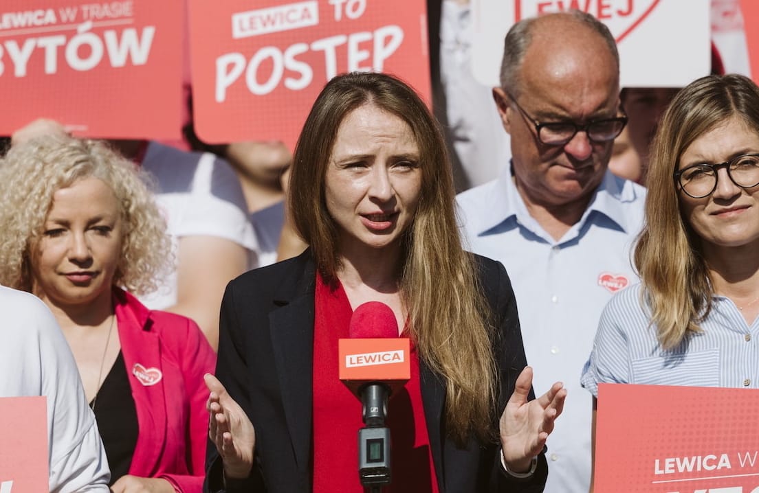 Konferencja prasowa Lewicy w Bytowie. Na pierwszym planie przemawia Agnieszka Dziemianowicz-Bąk