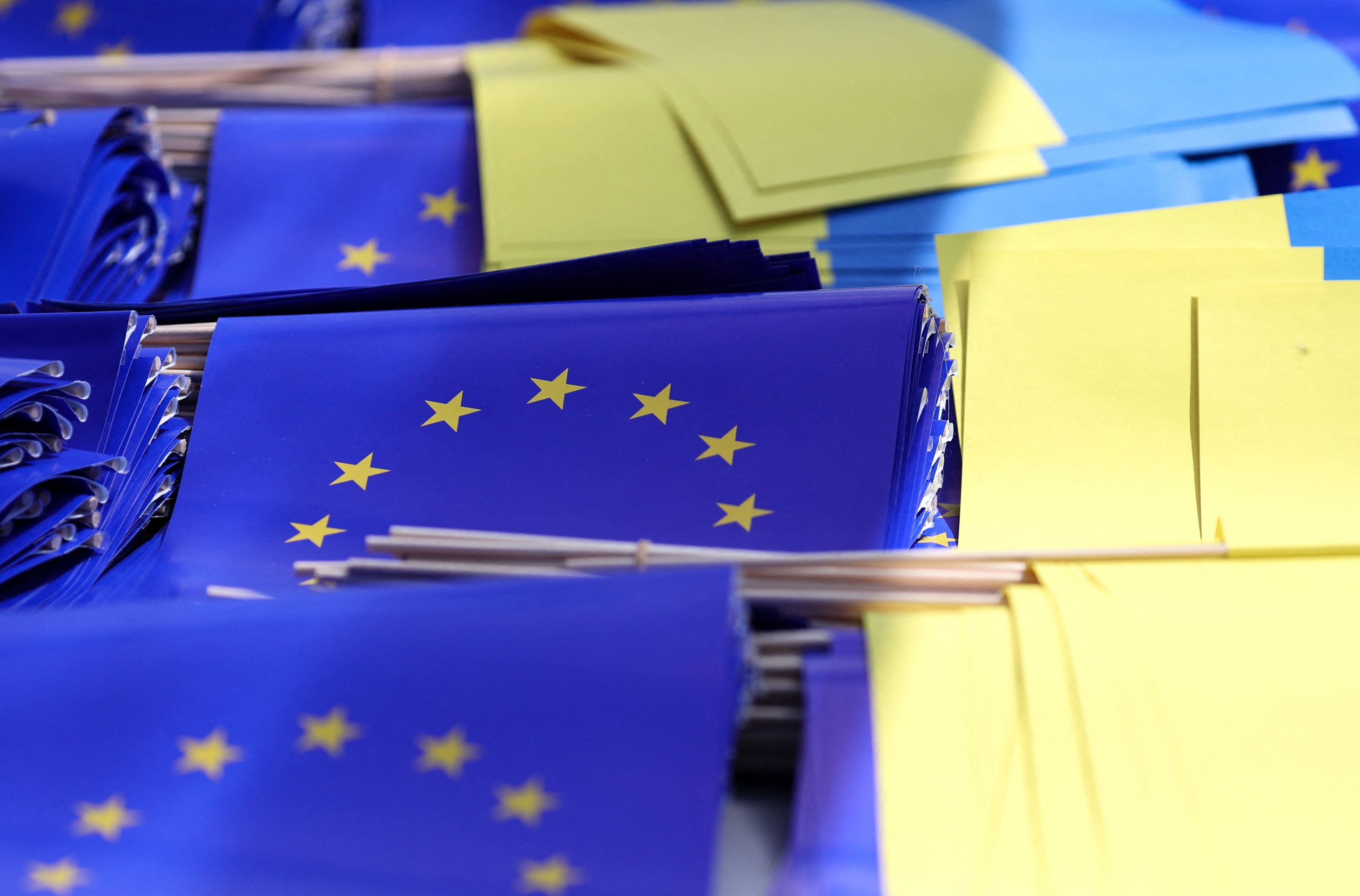 Ukraińskie (niebiesko-żółte) i unijne (niebieskie z żółtymi gwiazdami) flagi