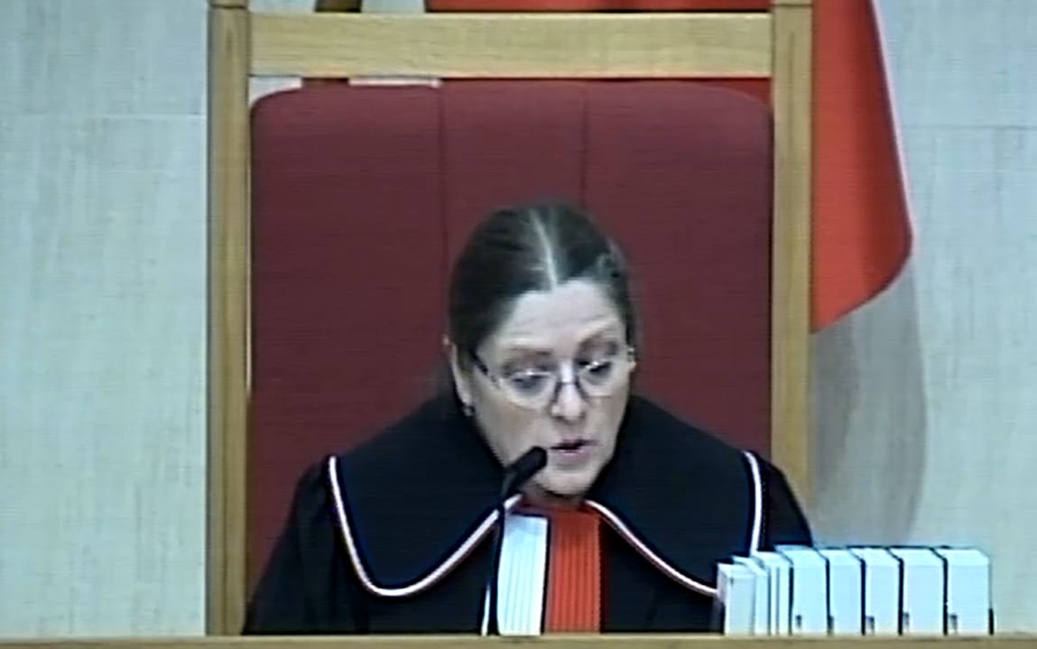 Grafika do artykułu PiS super omnia. Trybunał orzekł, że fikcyjny spór kompetencyjny między SN a Sejmem był prawdziwy