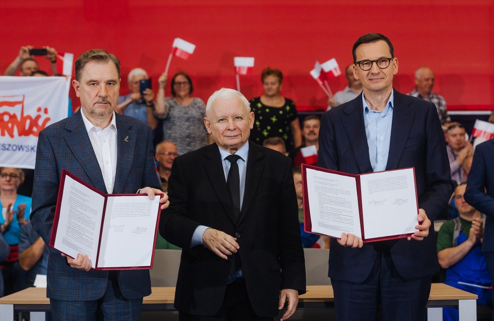 Piotr Duda, Jarosław Kaczyński, Mateusz Morawiecki trzymają podpisane porozumienie