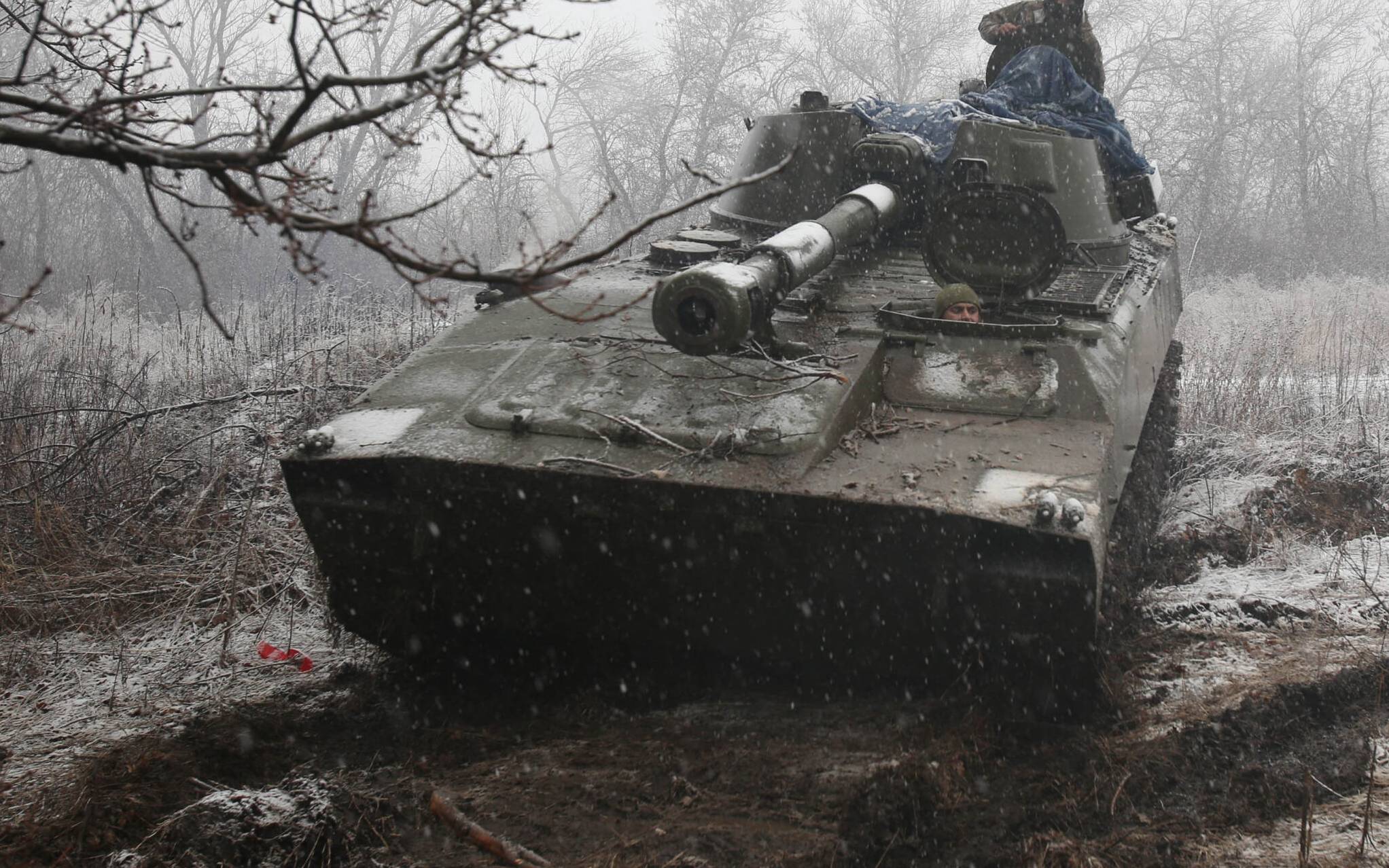 Ukrainian artillerymen keep position in the Luhansk region on March 2, 2022. (Photo by Anatolii Stepanov / AFP)