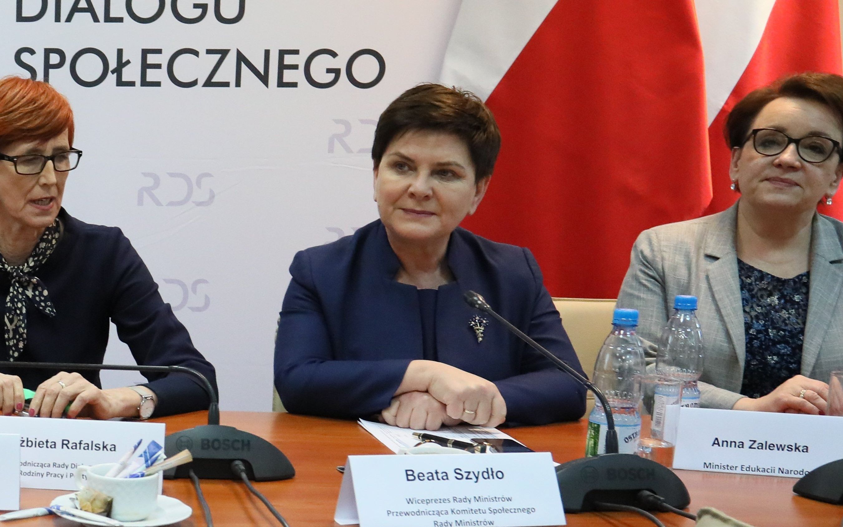 25.03.2019 Warszawa , ul Limanowskiego , Centrum Partnerstwa Spolecznego '' Dialog '' . Od lewej: sekretarz stanu w Kancelarii Prezydenta RP Andrzej Dera , przewodniczaca Rady Dialogu Spolecznego Dorota Gardias , minister rodziny , pracy i polityki spolecznej Elzbieta Rafalska , wicepremier Beata Szydlo , minister edukacji narodowej Anna Zalewska podczas  rozmow przedstawicieli rzadu z przedstawicielami Zwiazku Nauczycielstwa Polskiego przed ogolnopolskim strajkiem w oswiacie .
Fot. Slawomir Kaminski / Agencja Gazeta