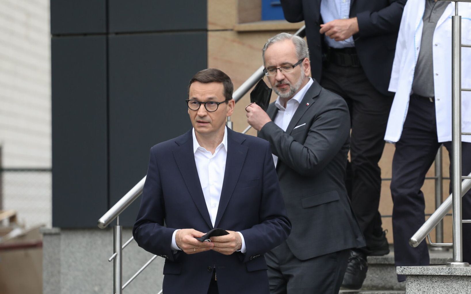 01.07.2021 Raszyn k/Warszawy , ul. Poniatowskiego 21, Centrum Medyczne Judyta . Prezes Rady Ministrow Mateusz Morawiecki (l) , minister zdrowia Adam Niedzielski (2l) , prezes Centrum Medycznego Judyta Zbigniew Figat (p) podczas inauguracji programu  Profilaktyka 40 PLUS .
Fot. Maciek Jazwiecki / Agencja Gazeta