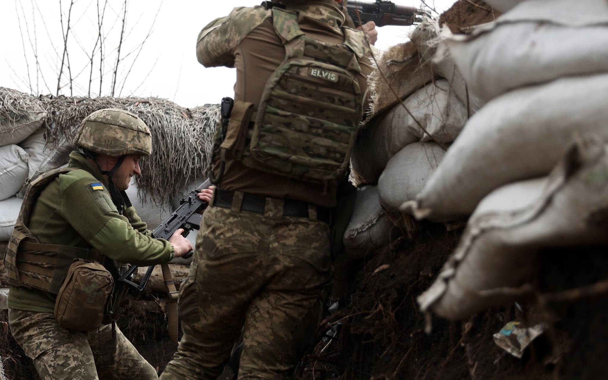 Ukrainian soldiers shoot with assault rifles in a trench on the front line with Russian troops in Lugansk region on April 11, 2022. (Photo by Anatolii STEPANOV / AFP)