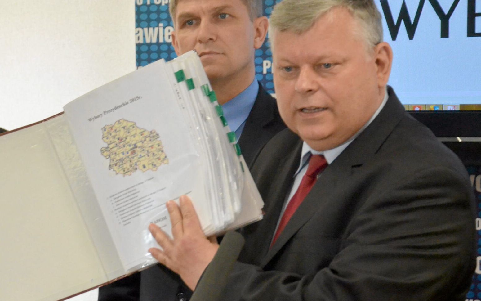 27.04.2015 Radom. Poslowie Krzysztof Sonta i Marek Suski podczas konferencji poswieconej uczciwym wyborom. Fot. Andrzej Michalik / Agencja Gazeta *** Local Caption ***