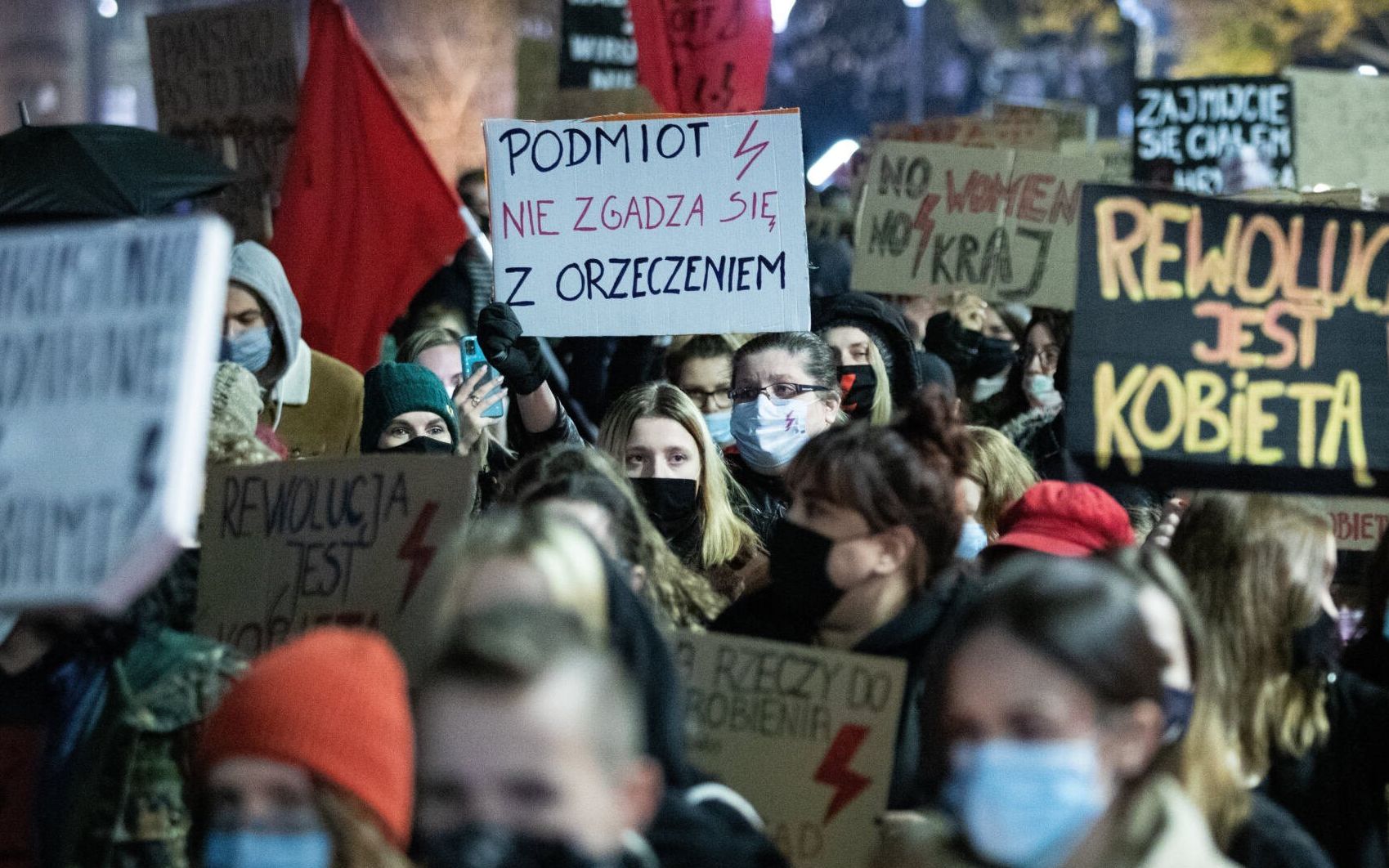 01.11.2020 Lublin . Protest kobiet w zwiazku z wyrokiem Trybunalu Konstytucyjnego zaostrzajacym prawo aborcyjne . Uczestnicy przeszli z placu Litewskiego pod biura poselskie Prawa i Sprawiedliwosci , gdzie zlozono kwiaty , ktorych nie mozna bylo zostawic cmentarzach zamknietych w dniach 31.10.2020 - 02.11.2020 z powodu epidemii koronawirusa . 
Fot. Jakub Orzechowski / Agencja Gazeta