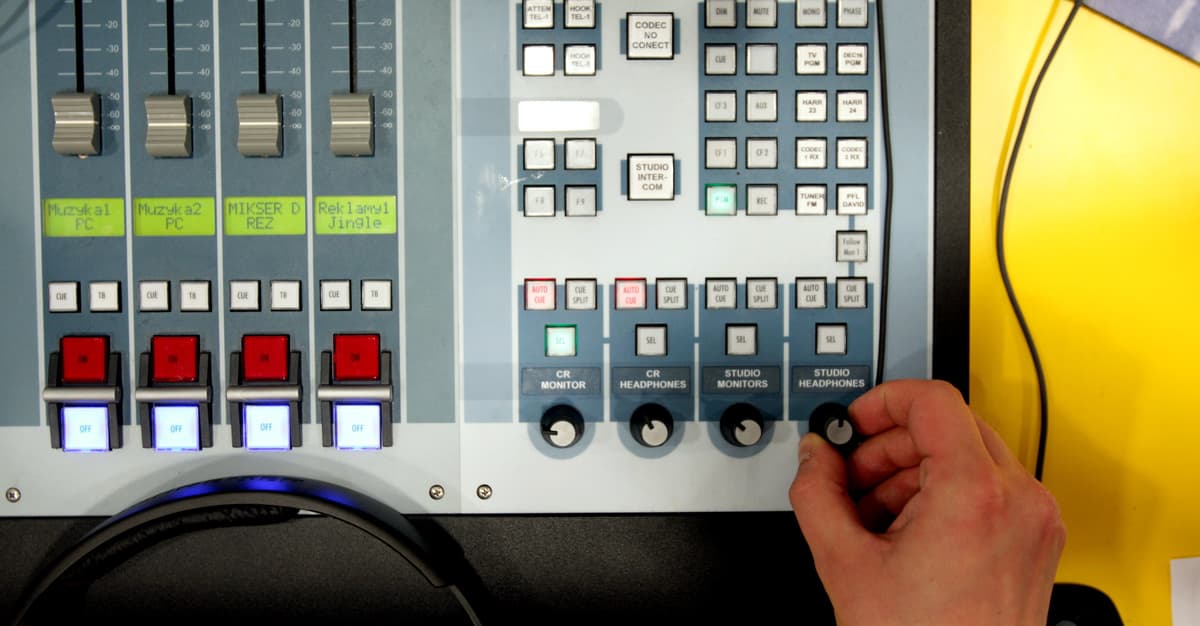 AI nielegalnie kopiuje głosy. Ty też możesz usłyszeć swój w reklamie szamba