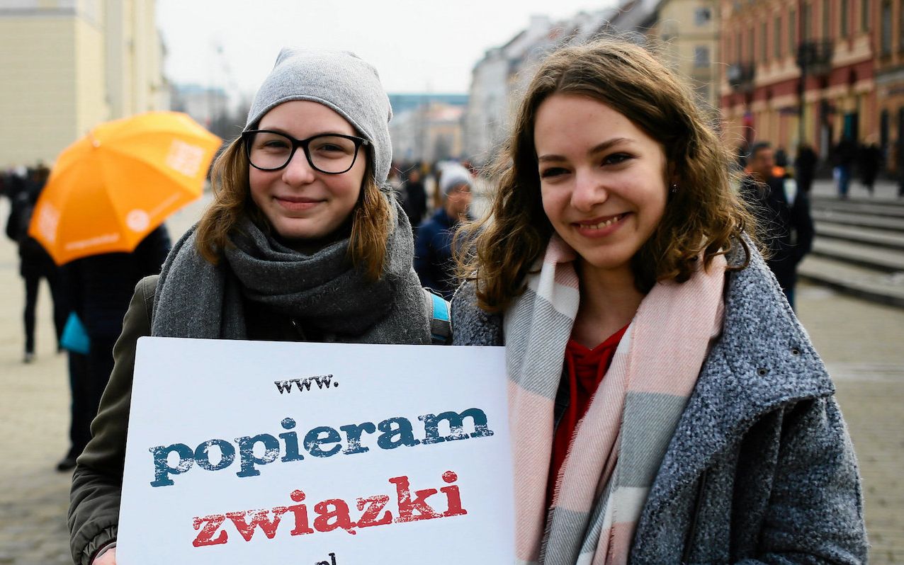 24.03.2018 Warszawa , Plac Zamkowy . Akcja poparcia dla zwiazkow partnerskich , nawolujaca do przekazywania 1% podatku , zorganizowana przez Kampanie Przeciw Homofobii . 
Fot. Agata Grzybowska / Agencja Gazeta