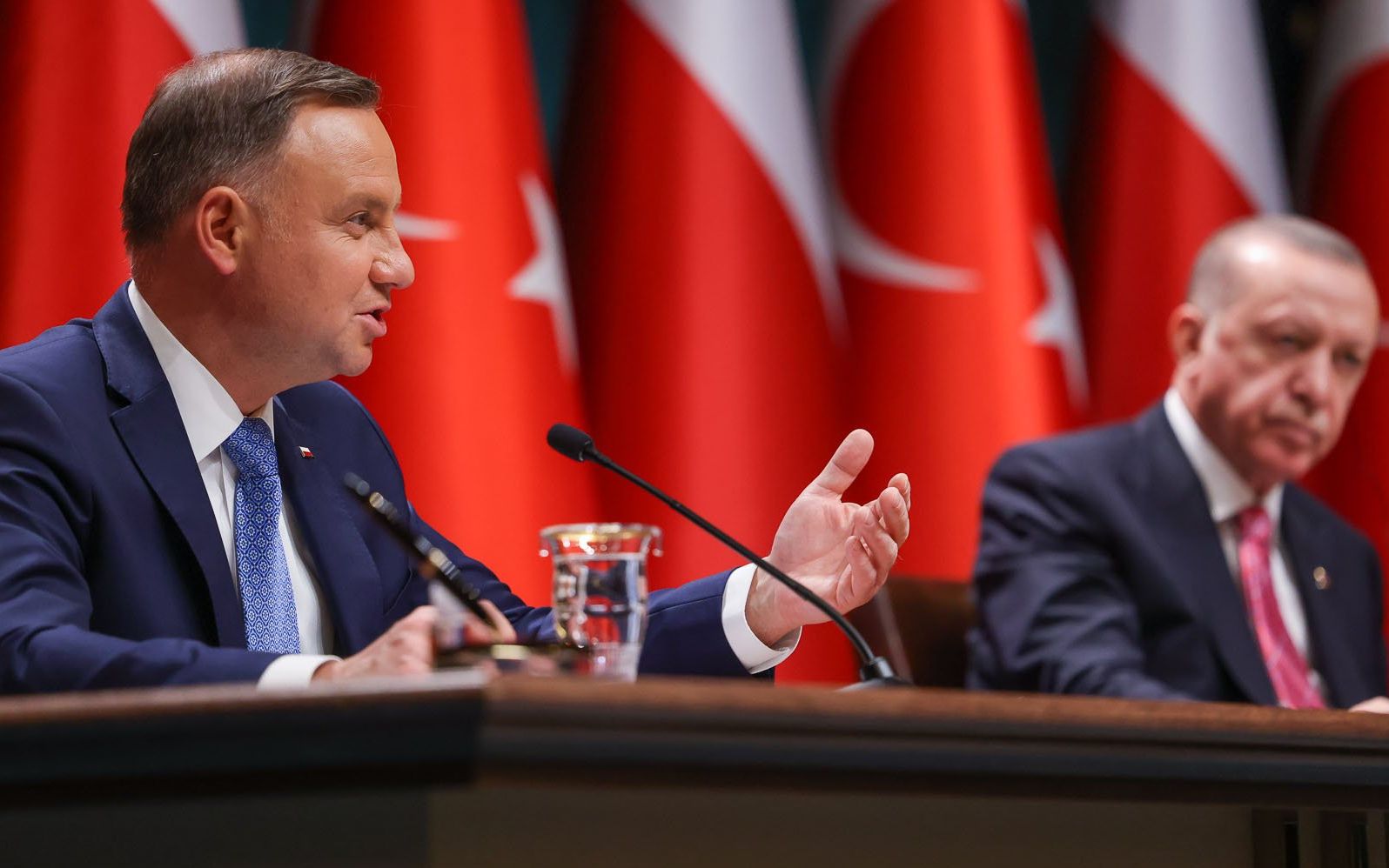 Grafika do artykułu Dokąd dryfuje polityka zagraniczna PiS? Awanse wobec Chin i Turcji oddalają od UE i USA